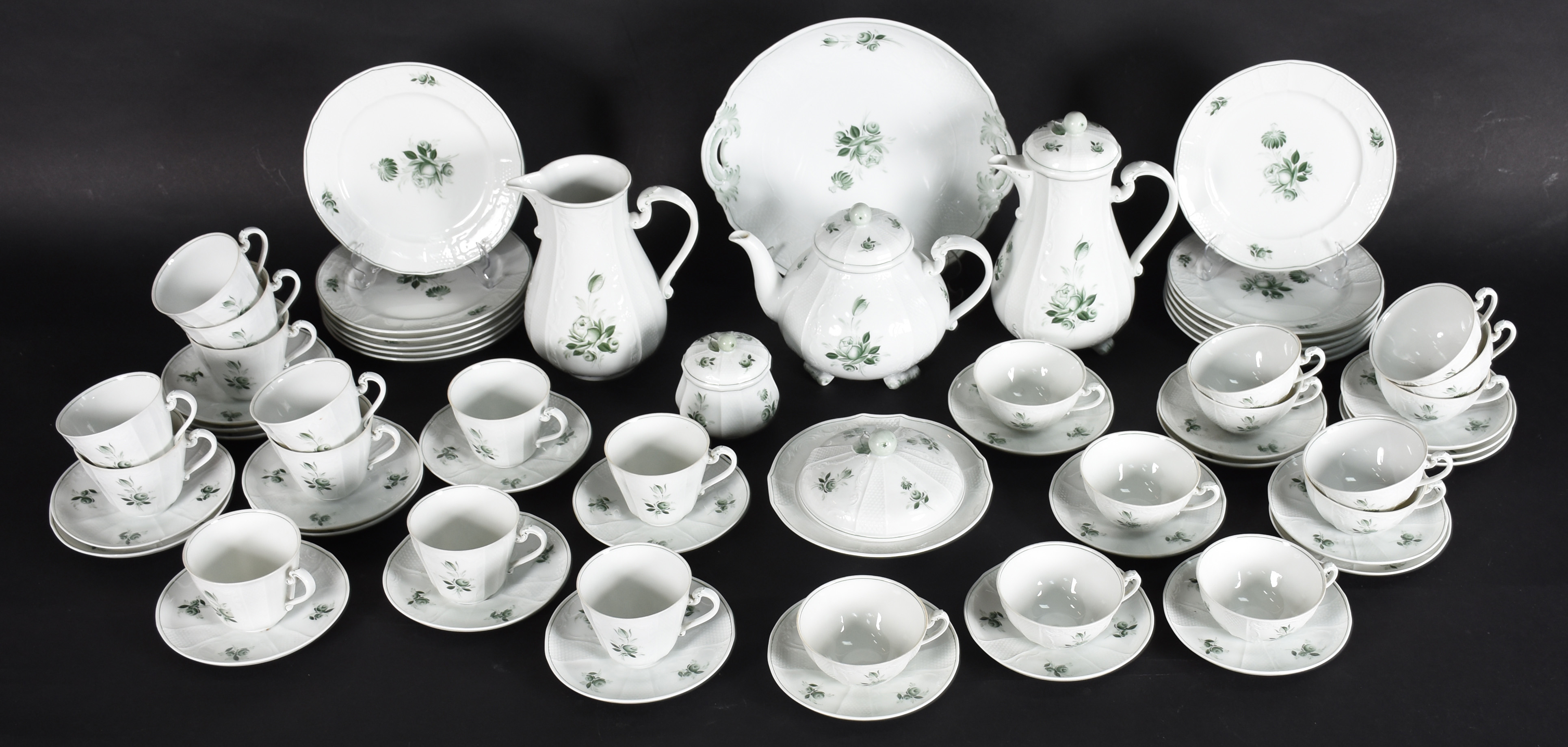 Aparelho de chá, café e bolo, de porcelana europeia marcada na base... - foto 2 de 4