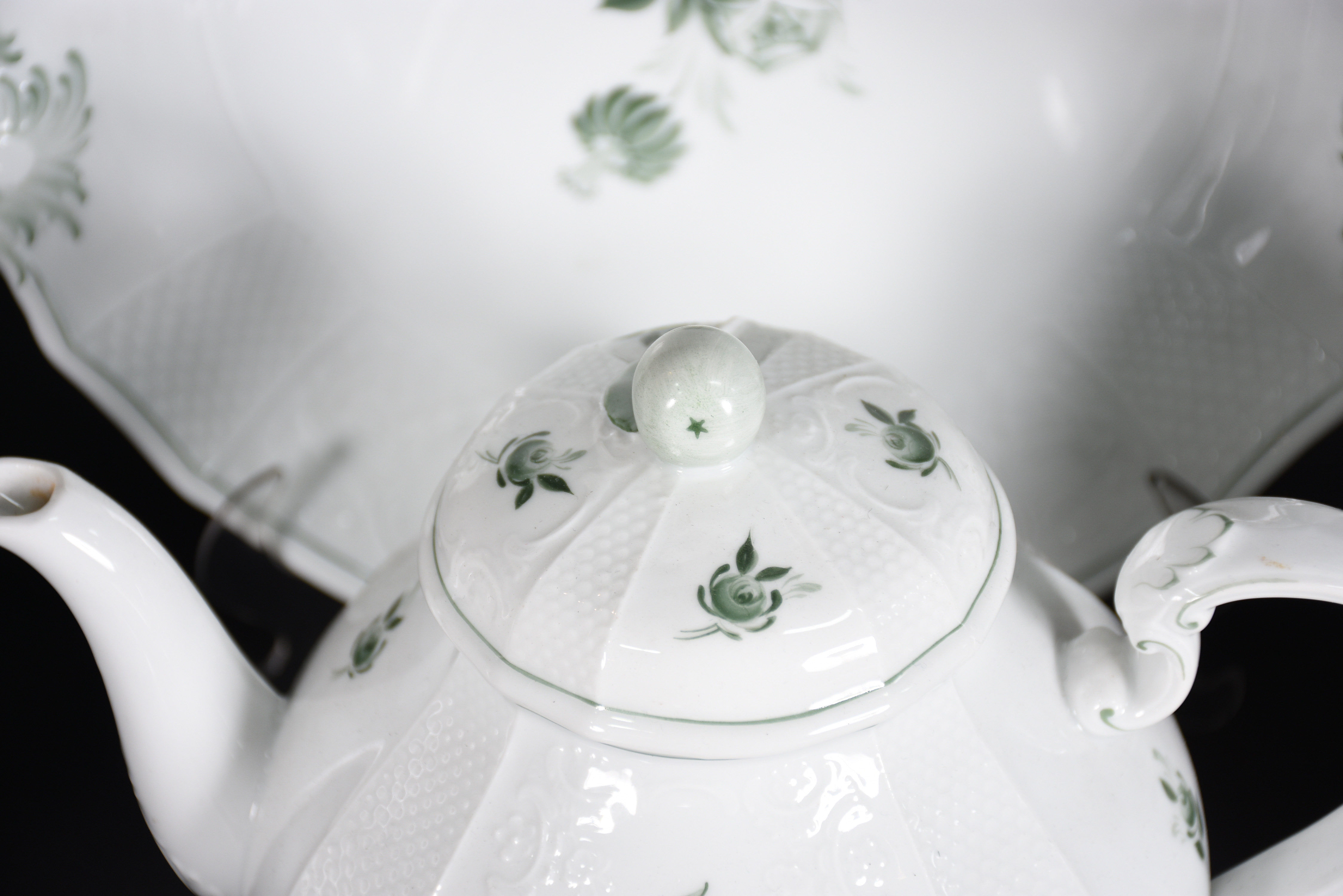 Aparelho de chá, café e bolo, de porcelana europeia marcada na base... - foto 3 de 4