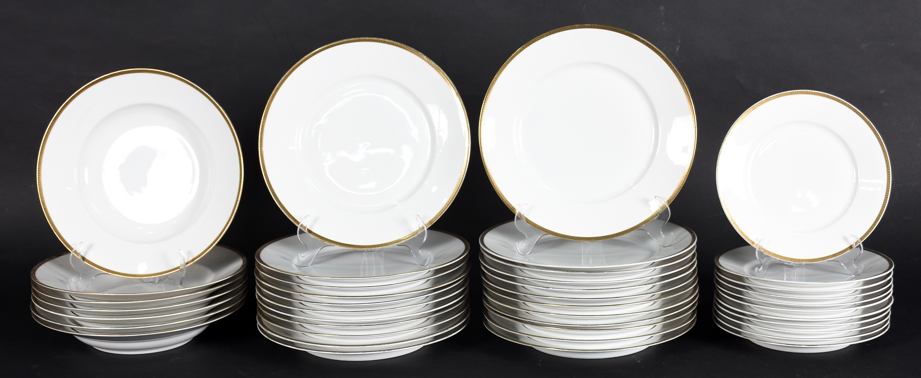 Serviço de jantar de porcelana branca Bavaria composto de 23 pratos... - foto 2 de 7