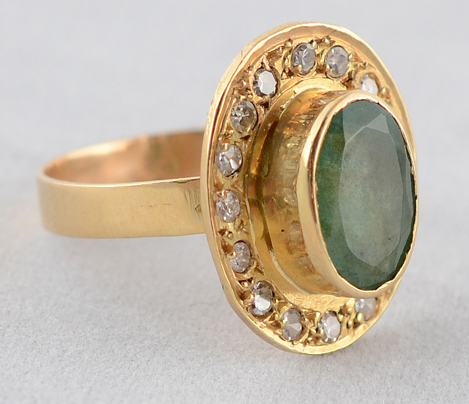 Anel de ouro 18 k com uma esmeralda com 2,60 ct e dezesseis... - foto 1 de 2