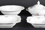 Quatro peças de porcelana alemã, sendo:  sopeir... - Quatro peças de porcelana alemã, sendo:  sopeira, 2 travessas quadradas fundas e 1 bowl.
