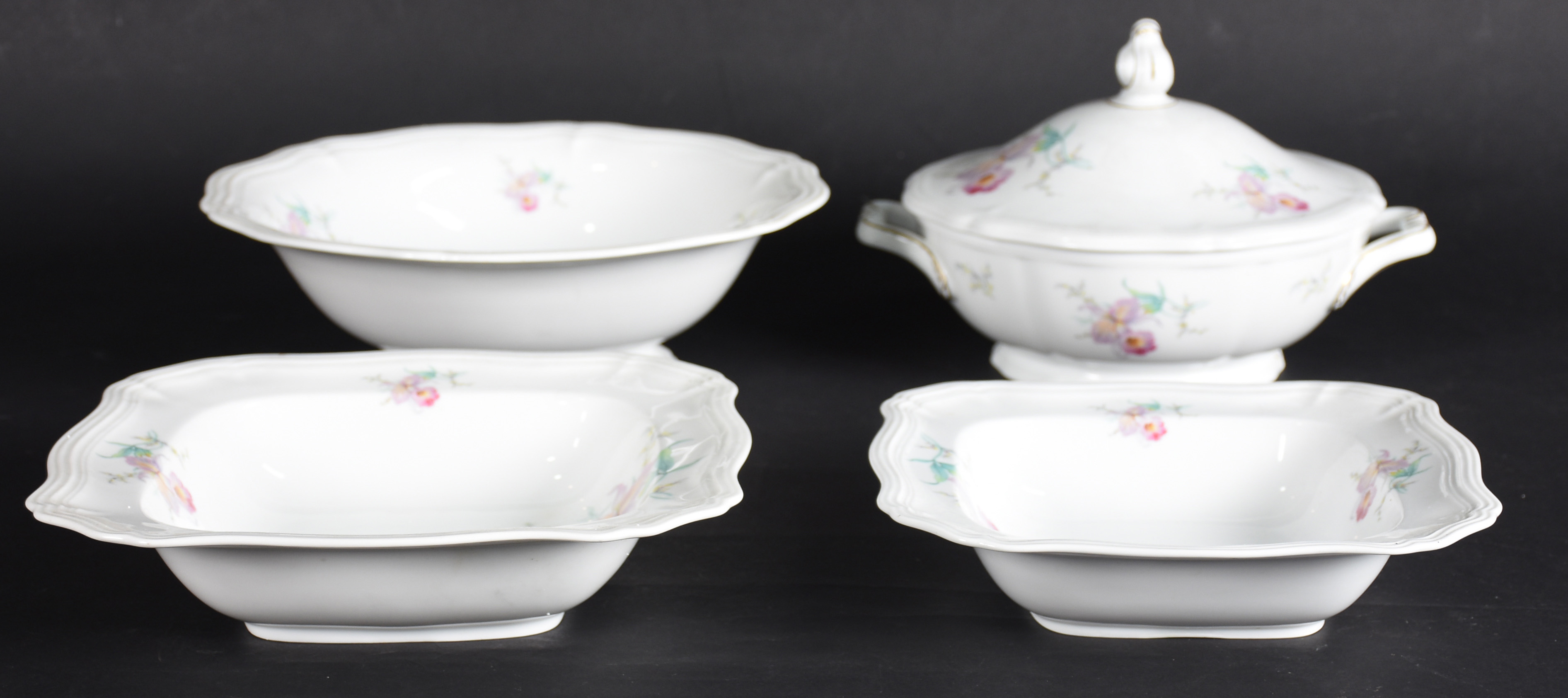 Quatro peças de porcelana alemã, sendo: sopeira, 2 travessas... - foto 1 de 4