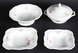 Quatro peças de porcelana alemã, sendo:  sopeir... - Quatro peças de porcelana alemã, sendo:  sopeira, 2 travessas quadradas fundas e 1 bowl.