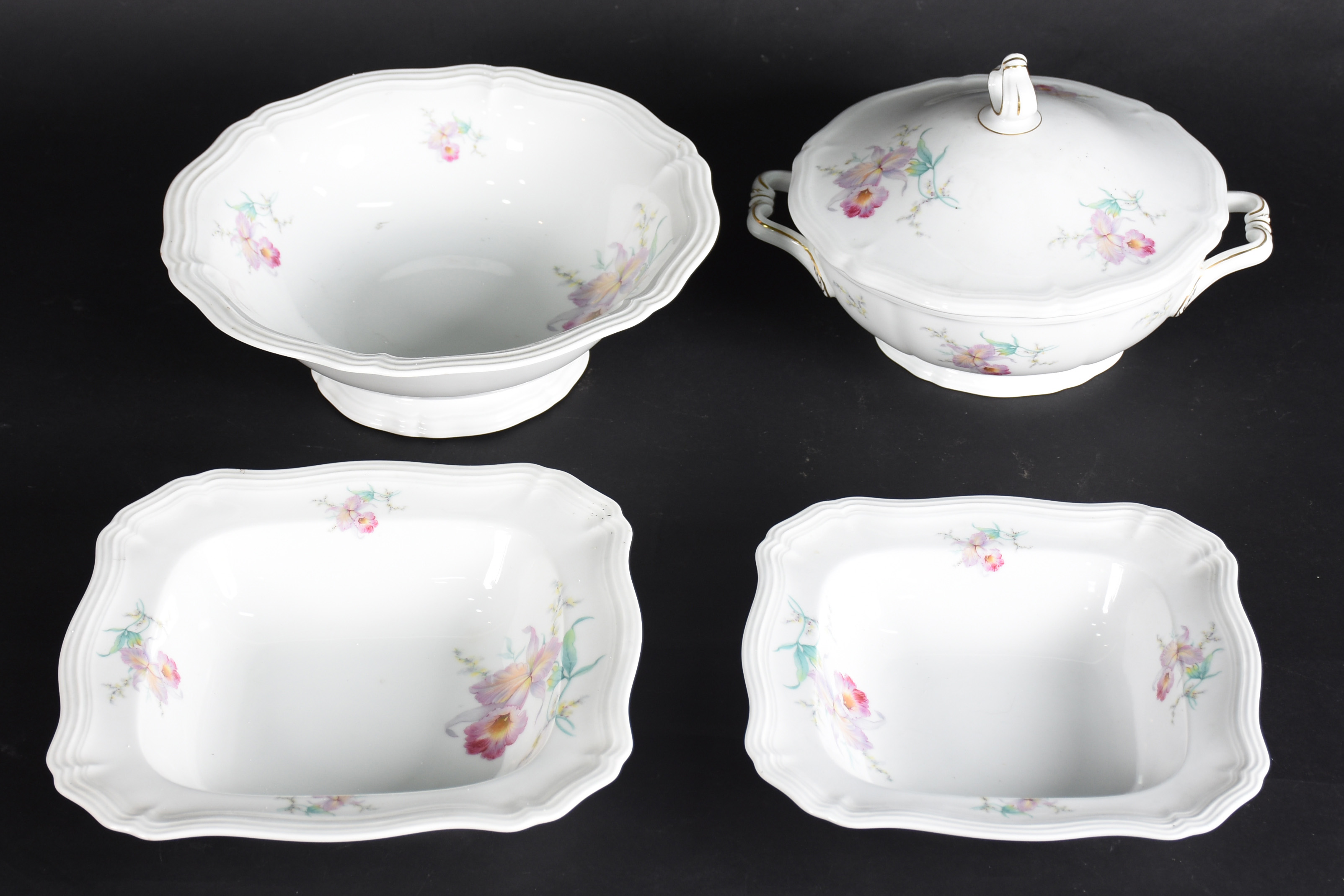 Quatro peças de porcelana alemã, sendo: sopeira, 2 travessas... - foto 2 de 4