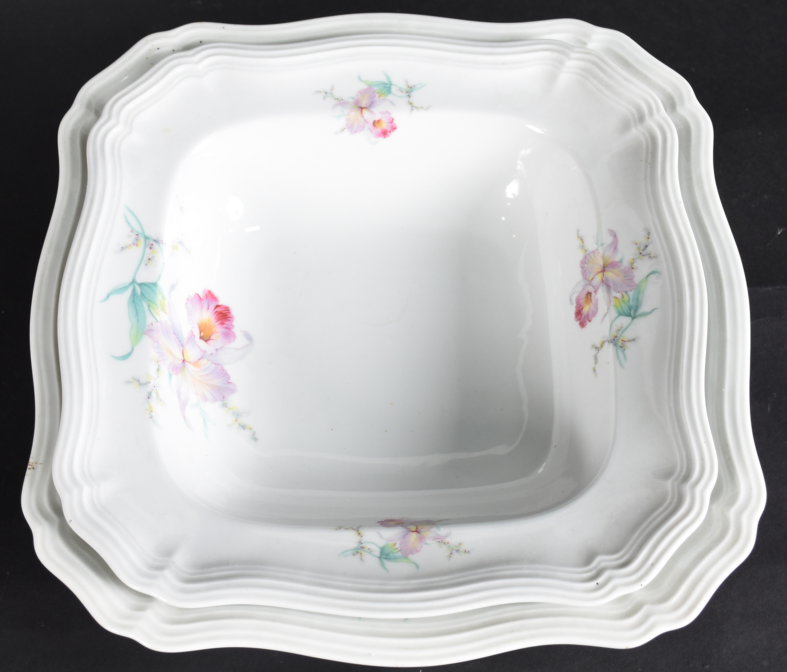 Quatro peças de porcelana alemã, sendo: sopeira, 2 travessas... - foto 3 de 4