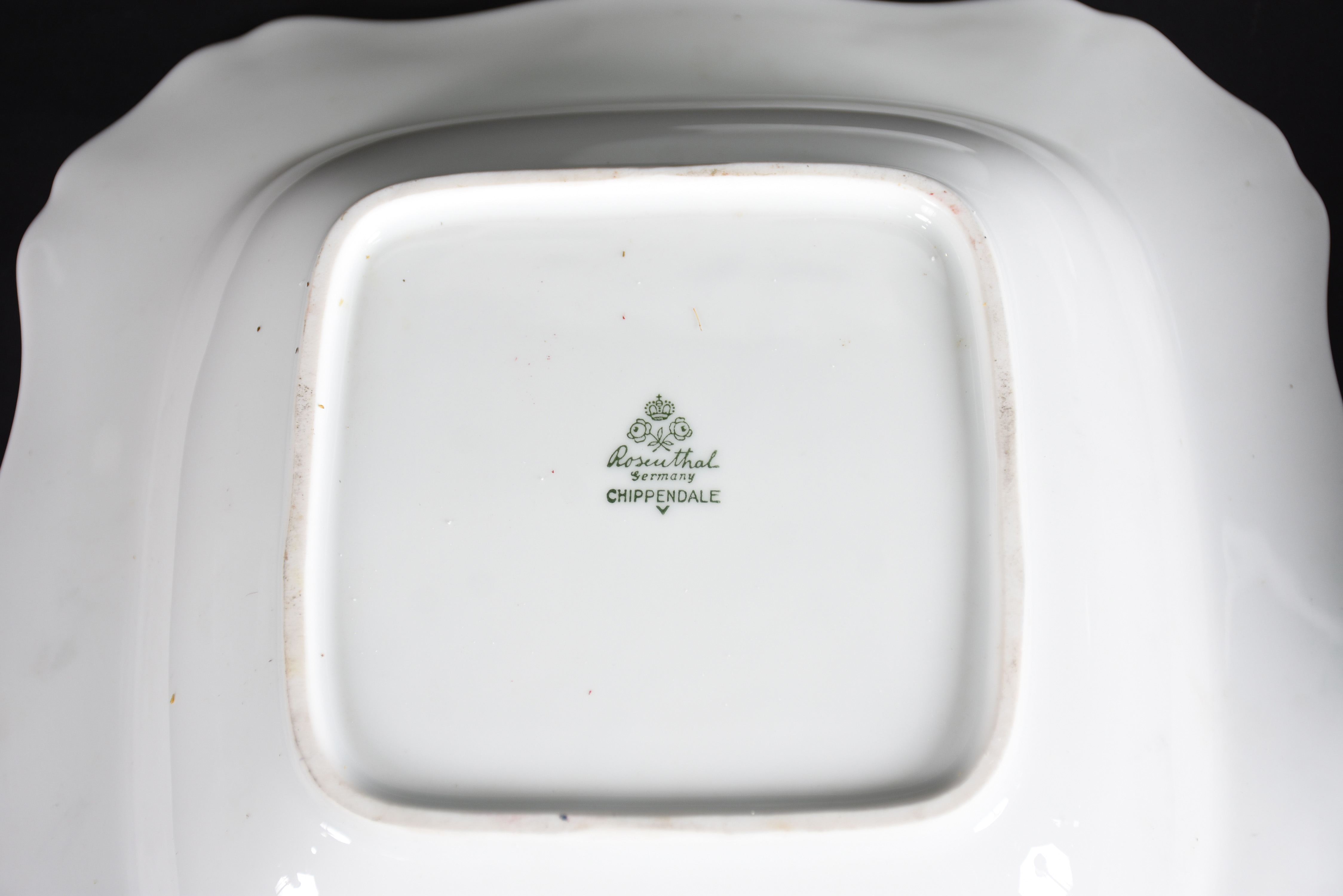 Quatro peças de porcelana alemã, sendo: sopeira, 2 travessas... - foto 4 de 4