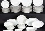 Aparelho de jantar de porcelana nacional REAL, ... - Aparelho de jantar de porcelana nacional REAL, composto por 20 pratos rasos, 12 fundos, 2 legumeiras, 11 pratos de sobremesa, molheira,  prato p...