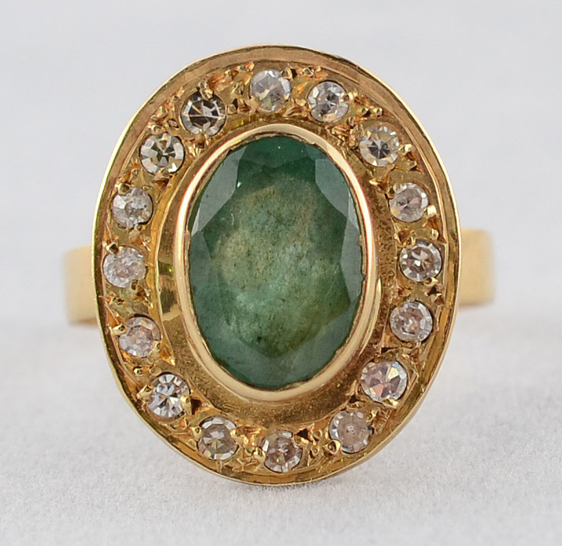 Anel de ouro 18 k com uma esmeralda com 2,60 ct e dezesseis... - foto 2 de 2