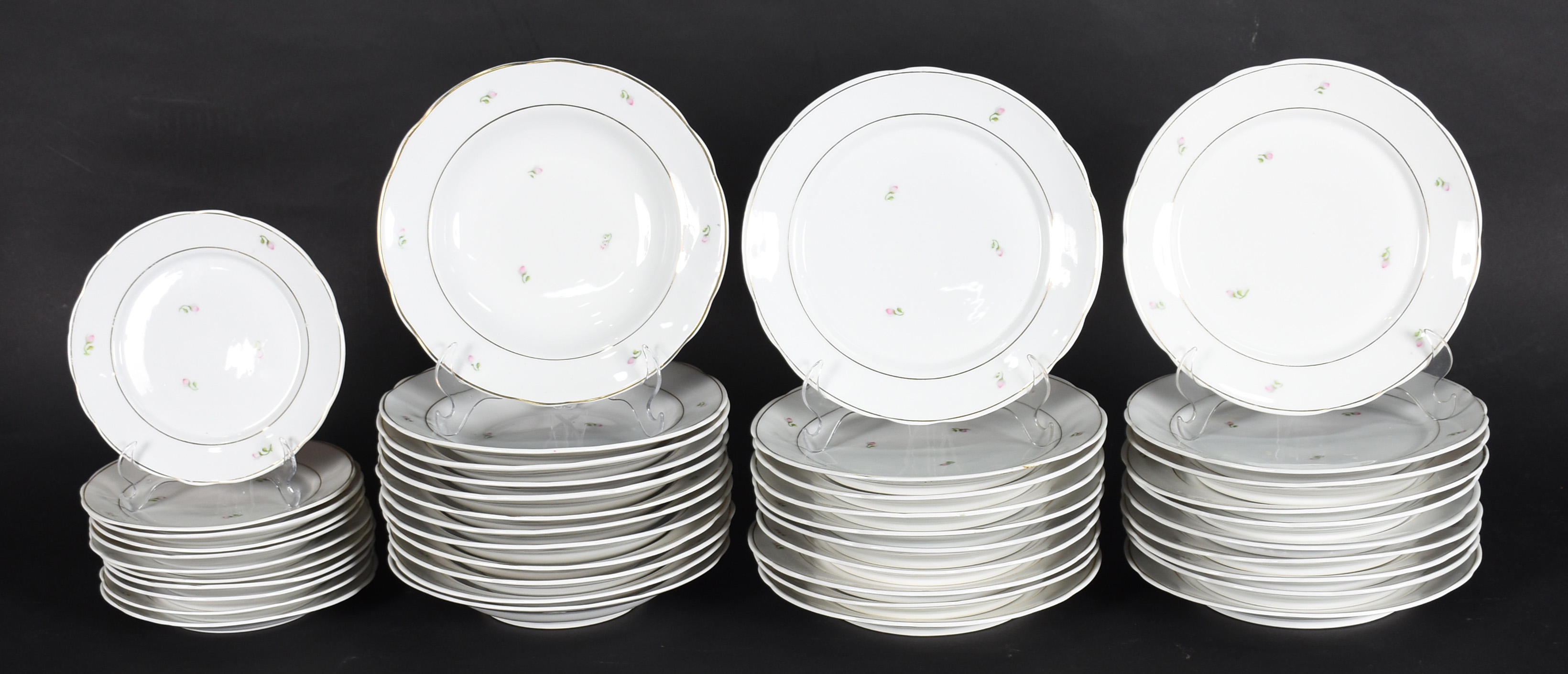 Aparelho de jantar de porcelana nacional REAL, composto por 20 pratos... - foto 2 de 6