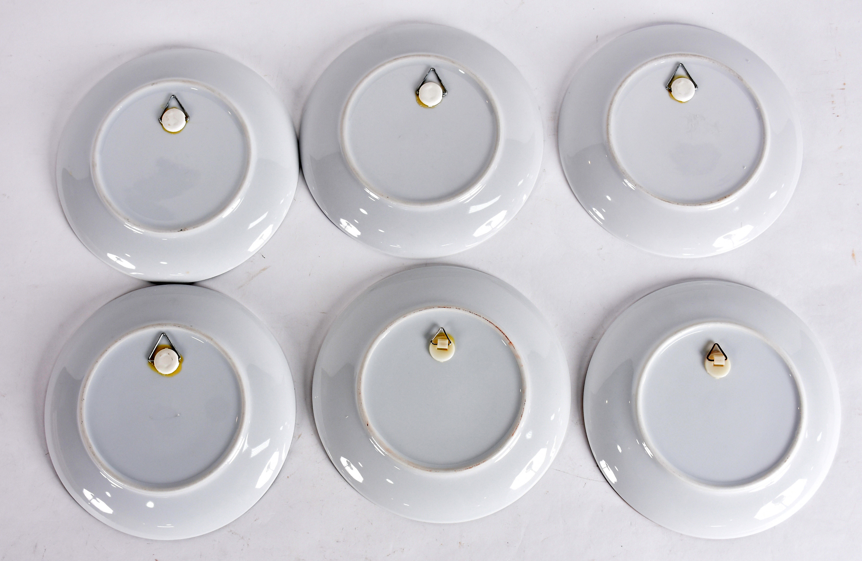 Conjunto com 6 pratos decorativos de porcelana com figuras românticas... - foto 2 de 2