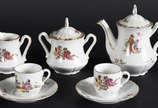 Tête-a-tête de porcelana decorada com figuras o... - Tête-a-tête de porcelana decorada com figuras orientais em policromia, sendo 2 xicaras para café com pires, bule, leiteira e açucareiro.