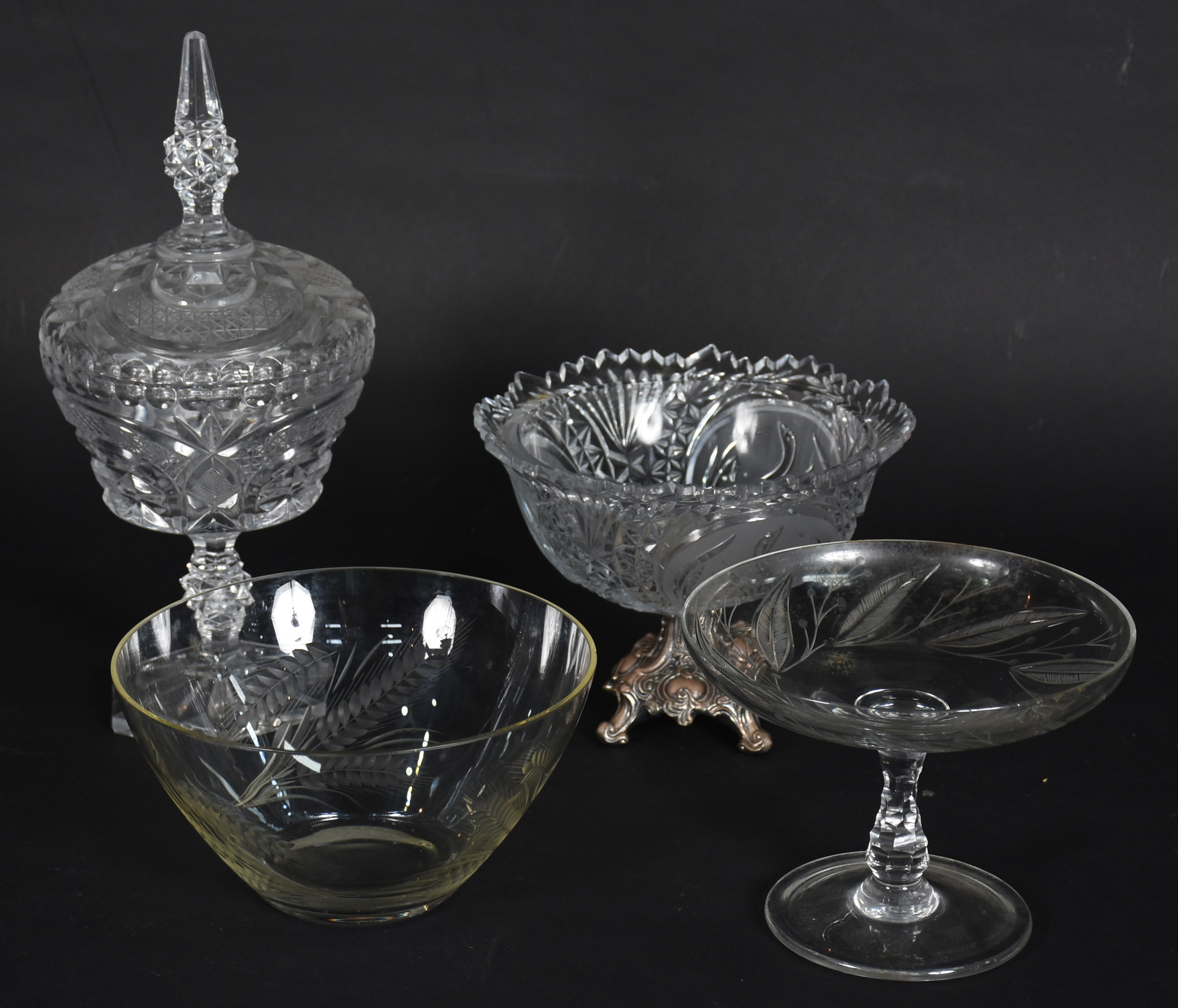 Quatro peças de cristal, sendo: fruteira com base de metal alemão... - foto 1 de 4