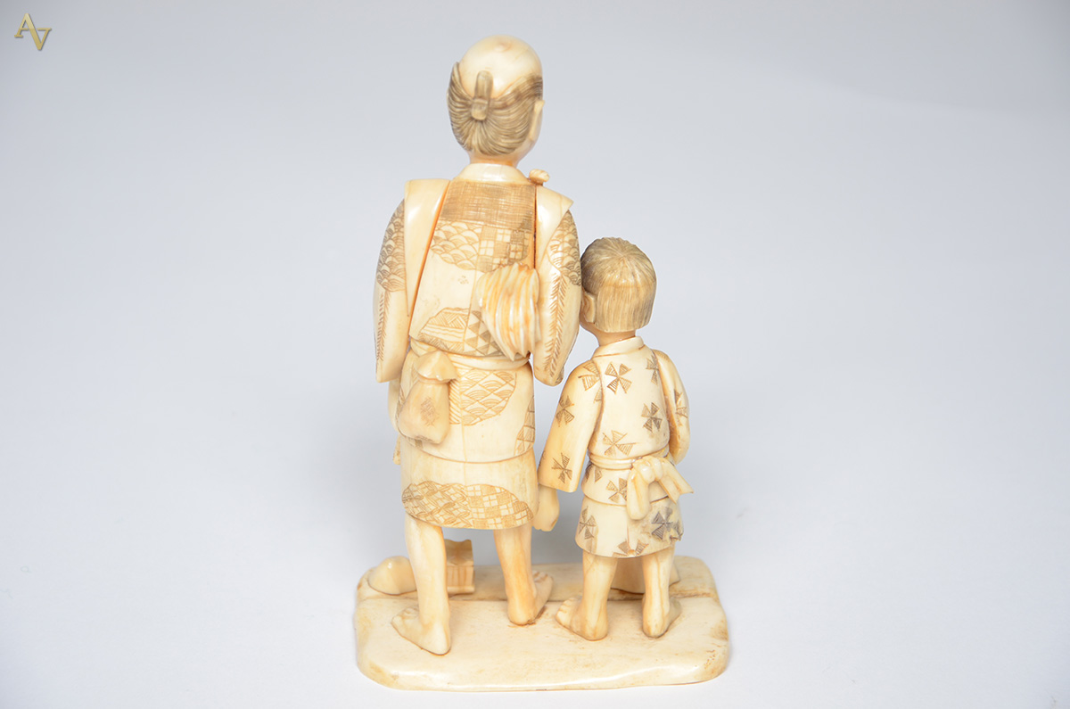 Estatueta de marfim representando camponês com menino, assinada... - foto 2 de 2