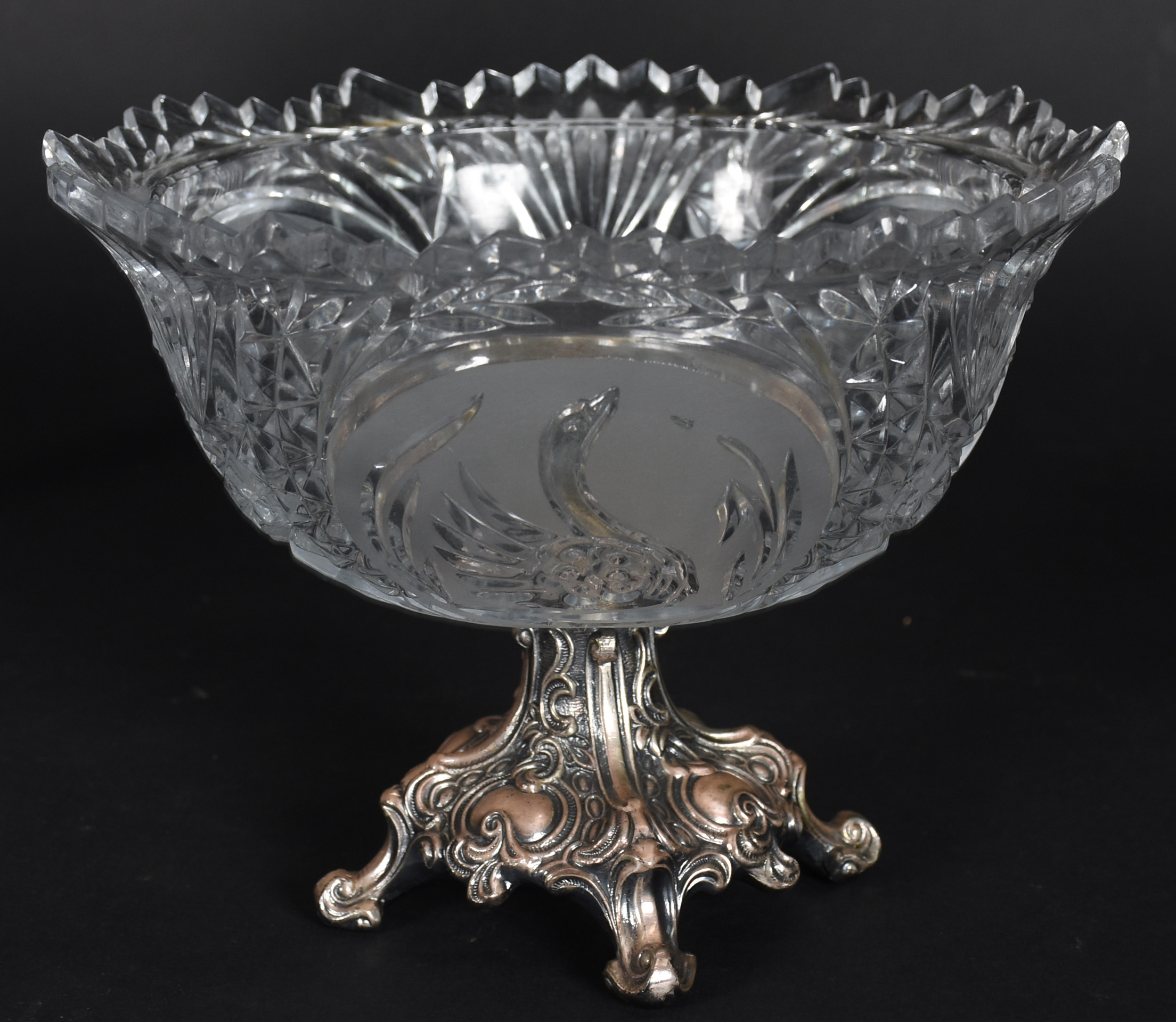 Quatro peças de cristal, sendo: fruteira com base de metal alemão... - foto 4 de 4