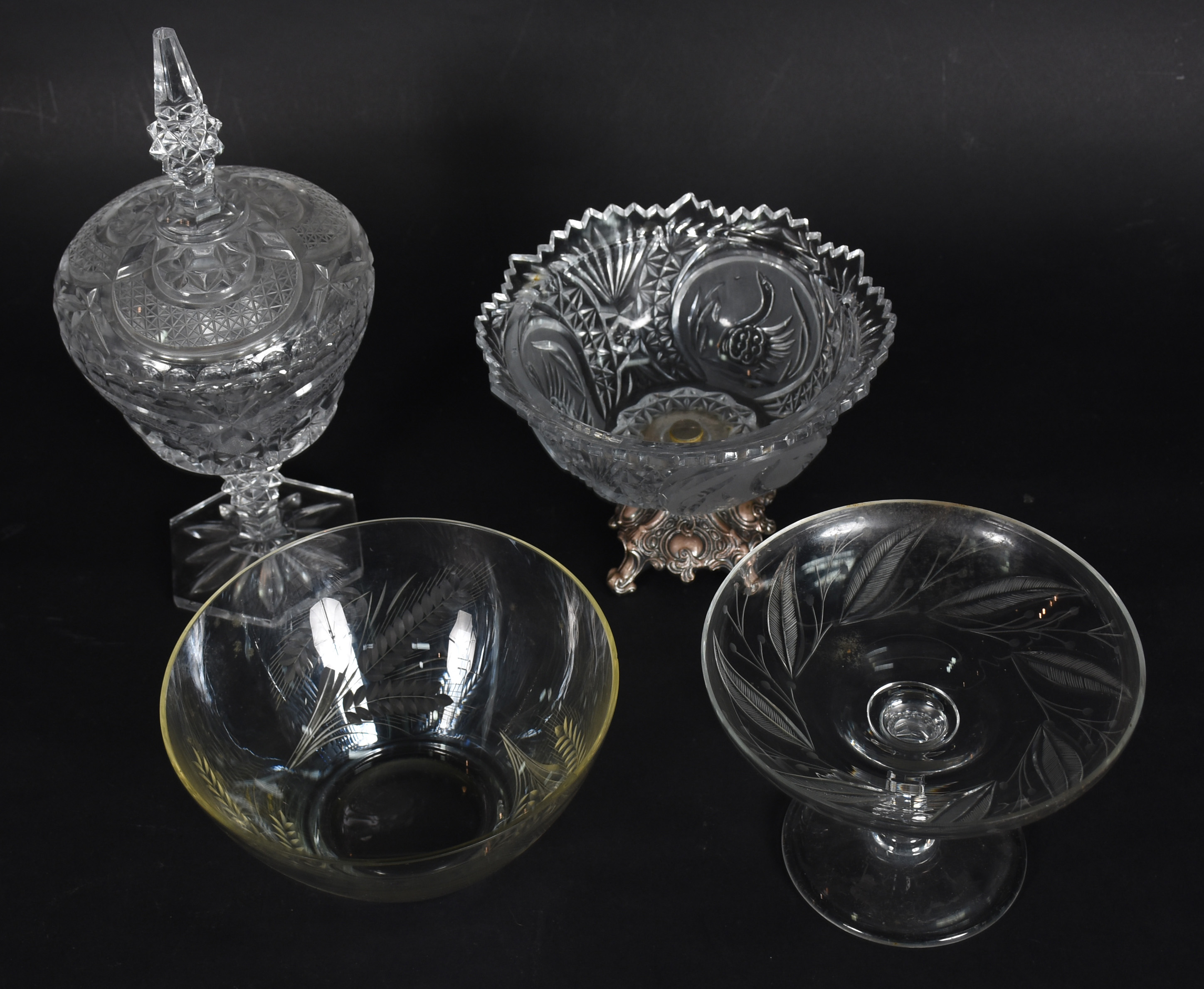 Quatro peças de cristal, sendo: fruteira com base de metal alemão... - foto 3 de 4