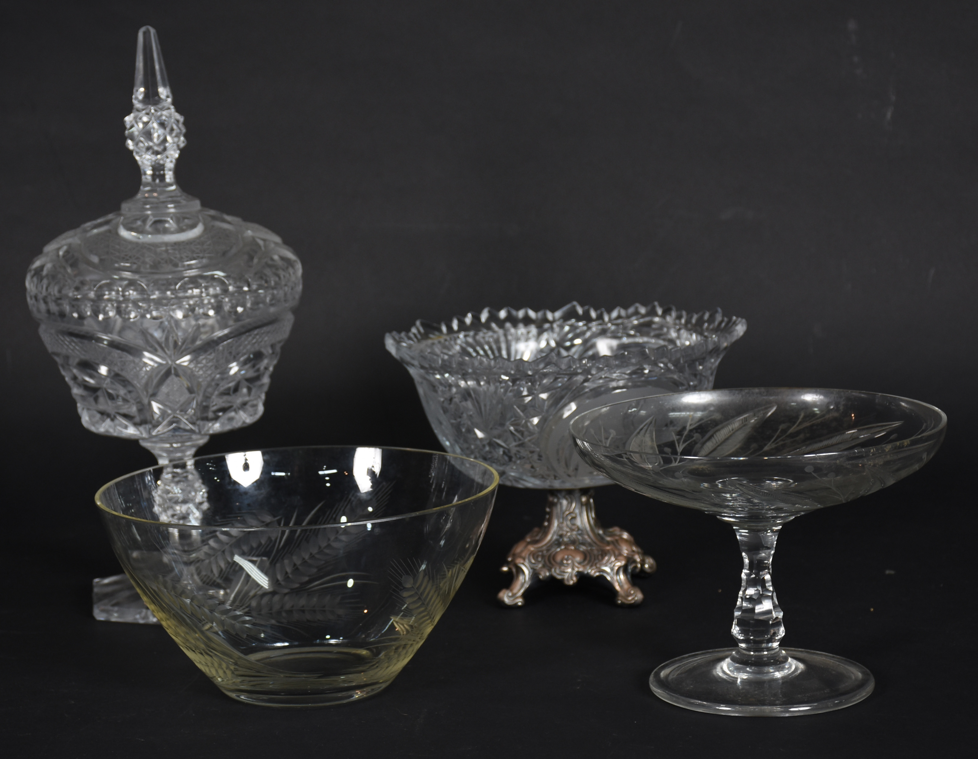 Quatro peças de cristal, sendo: fruteira com base de metal alemão... - foto 2 de 4