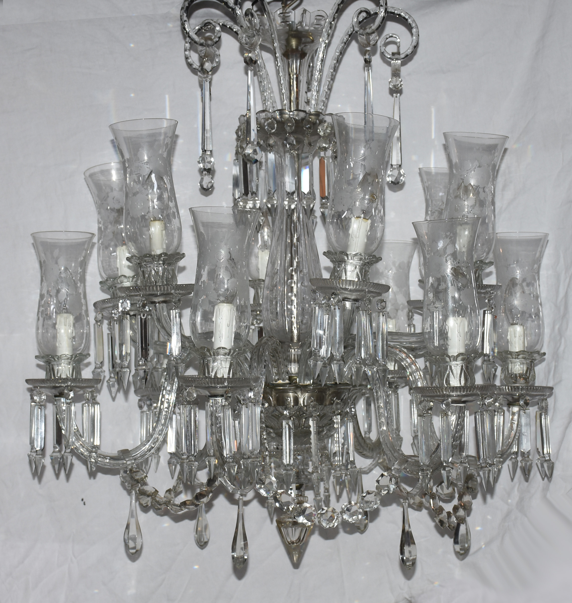Lustre de cristal com 12 braços, pingentes lapidados e mangas... - foto 1 de 3