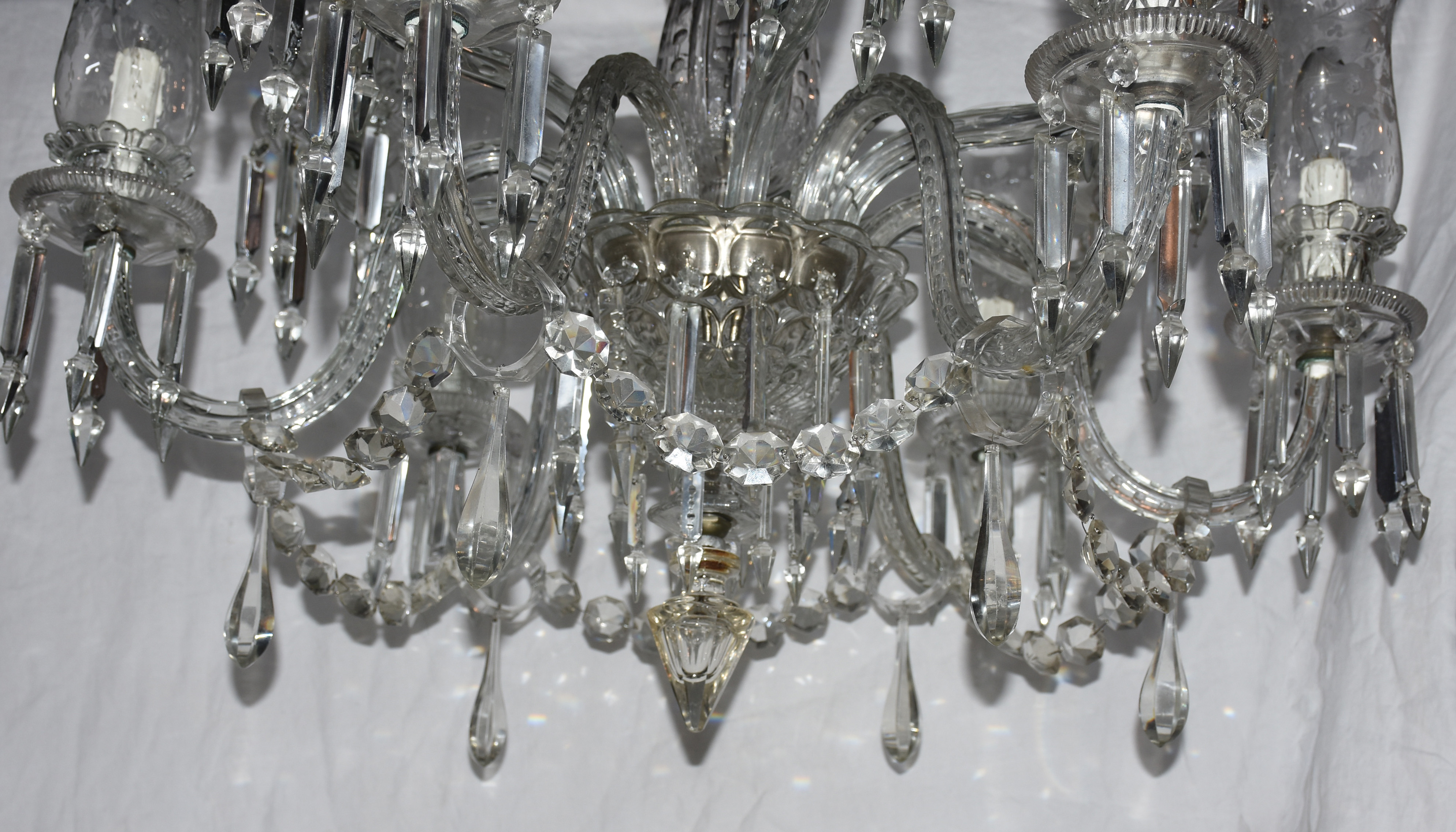 Lustre de cristal com 12 braços, pingentes lapidados e mangas... - foto 2 de 3