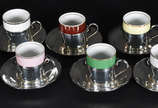 Conjunto com 9 xícaras para café de porcelana c... - Conjunto com 9 xícaras para café de porcelana com bases e pires de metal prateado.