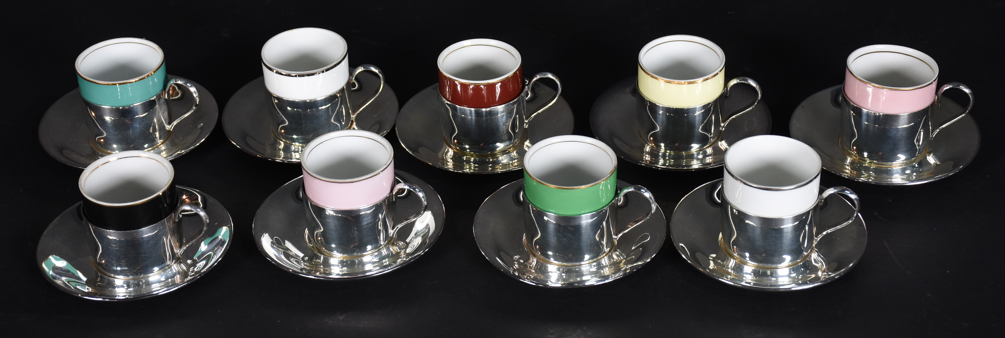 Conjunto com 9 xícaras para café de porcelana com bases e pires de... - foto 1 de 4