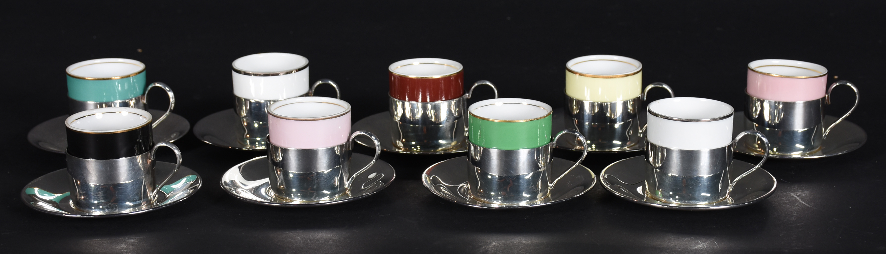 Conjunto com 9 xícaras para café de porcelana com bases e pires de... - foto 2 de 4