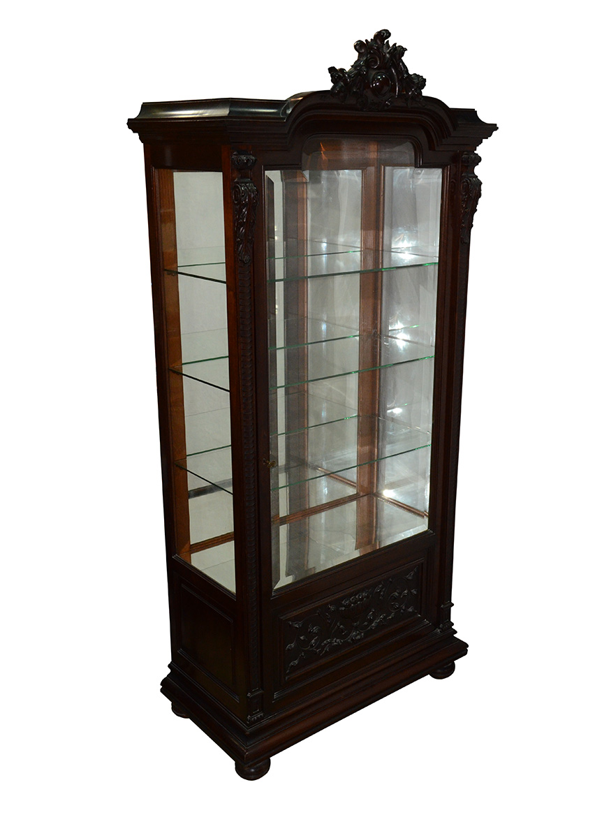 Vitrine de madeira nobre encimada por entalhe floral, três...