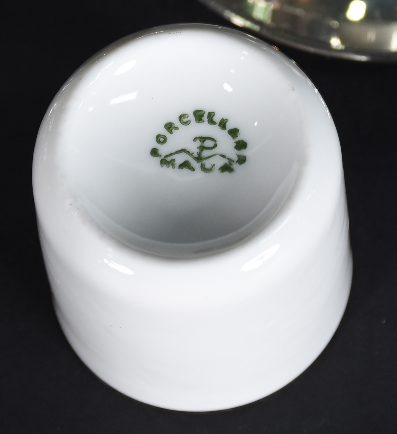 Conjunto com 9 xícaras para café de porcelana com bases e pires de... - foto 3 de 4