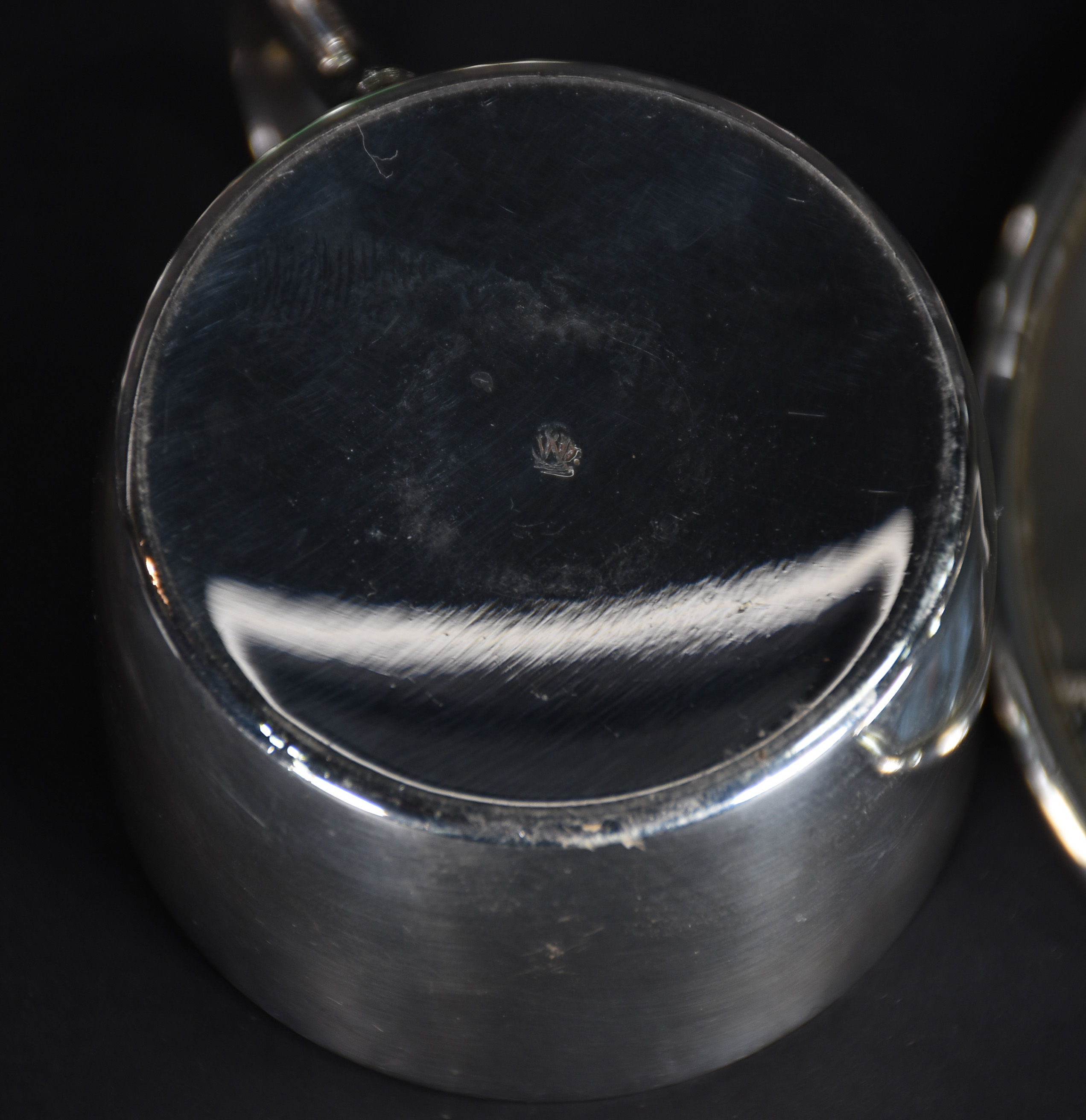Conjunto com 9 xícaras para café de porcelana com bases e pires de... - foto 4 de 4