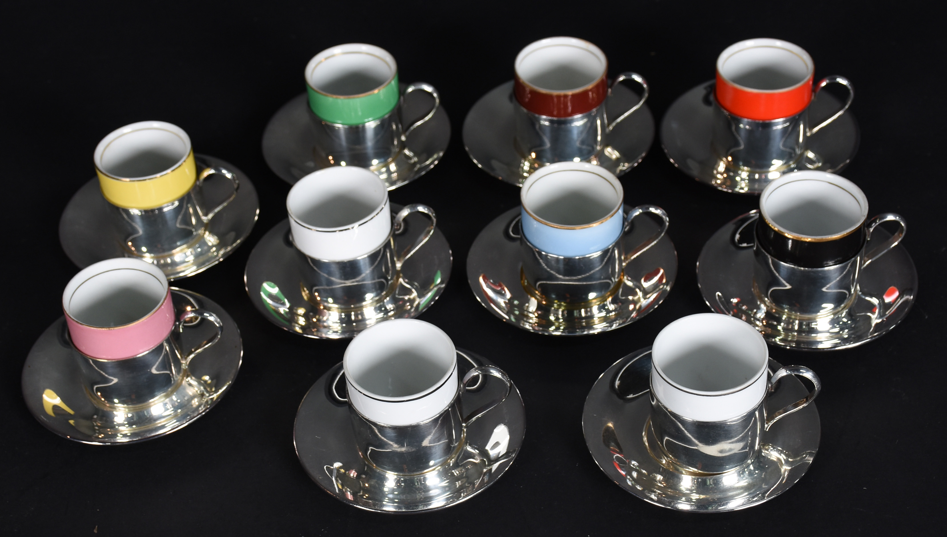Conjunto com 10 xícaras para café de de porcelana com bases e pires... - foto 2 de 4