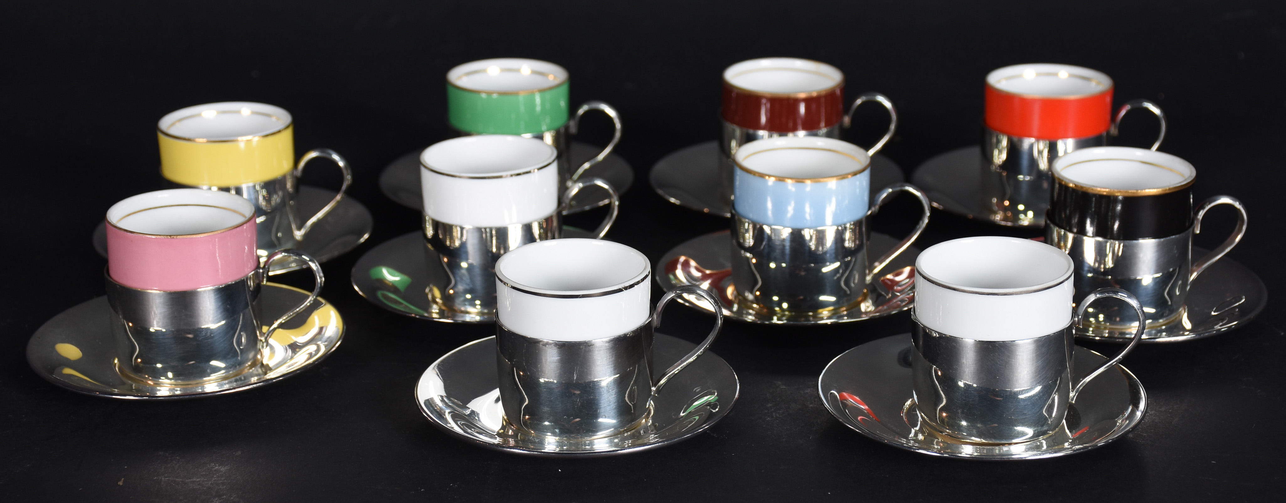 Conjunto com 10 xícaras para café de de porcelana com bases e pires... - foto 1 de 4