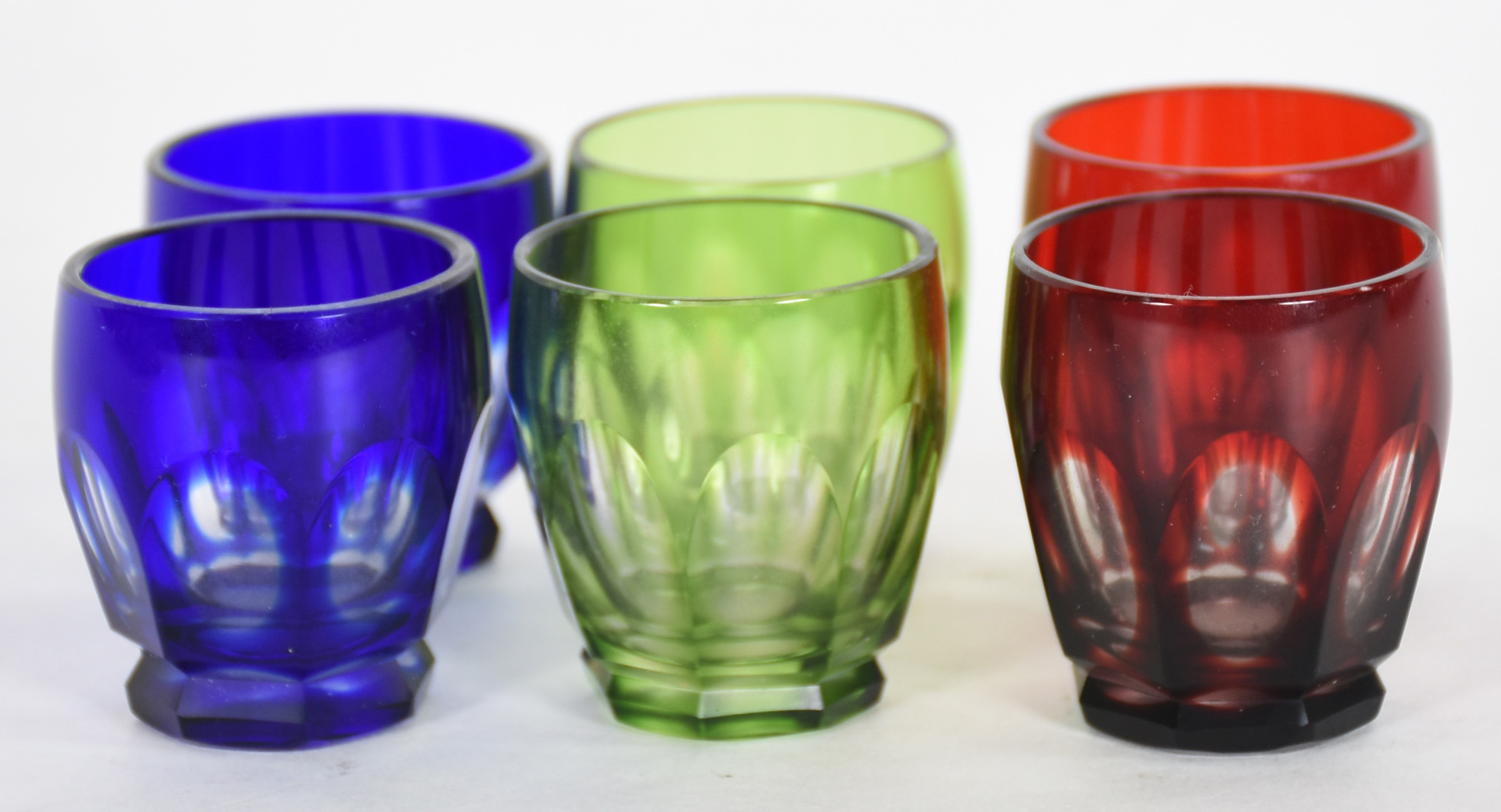 Seis pequenos copos para licor de cristal doublé em diversas cores. - foto 1 de 3