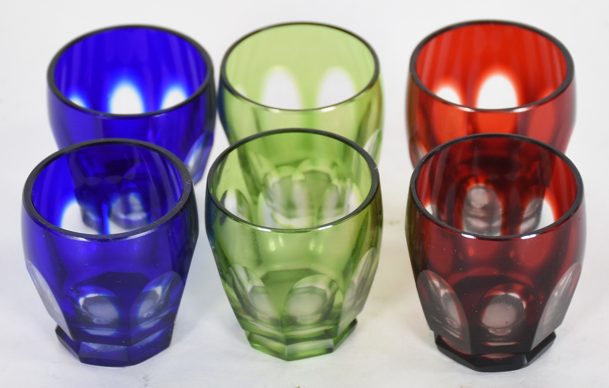 Seis pequenos copos para licor de cristal doublé em diversas cores. - foto 2 de 3