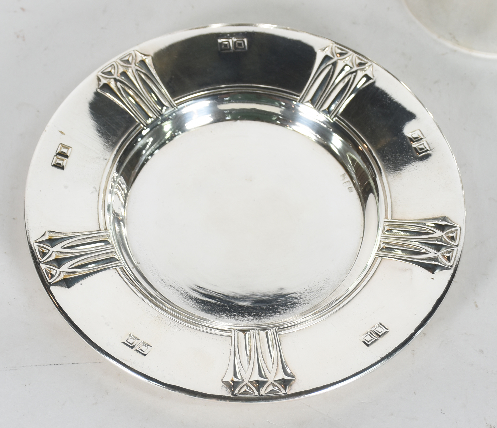 Diversas peças de metal prateado, sendo: bandeja; 2 "trios" com bule... - foto 3 de 6