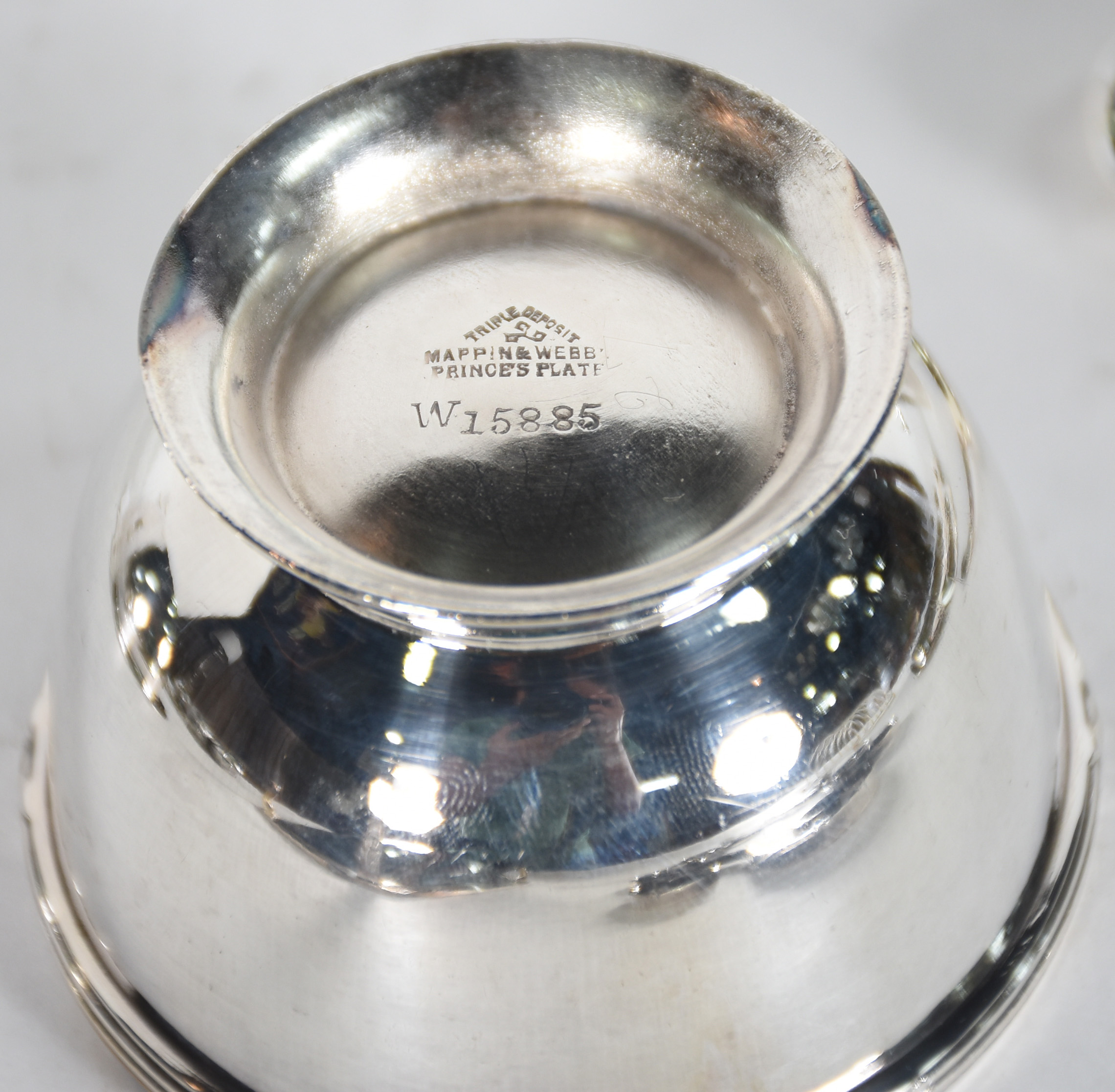 Diversas peças de metal prateado, sendo: fruteira; 4 bowls; porta... - foto 6 de 6