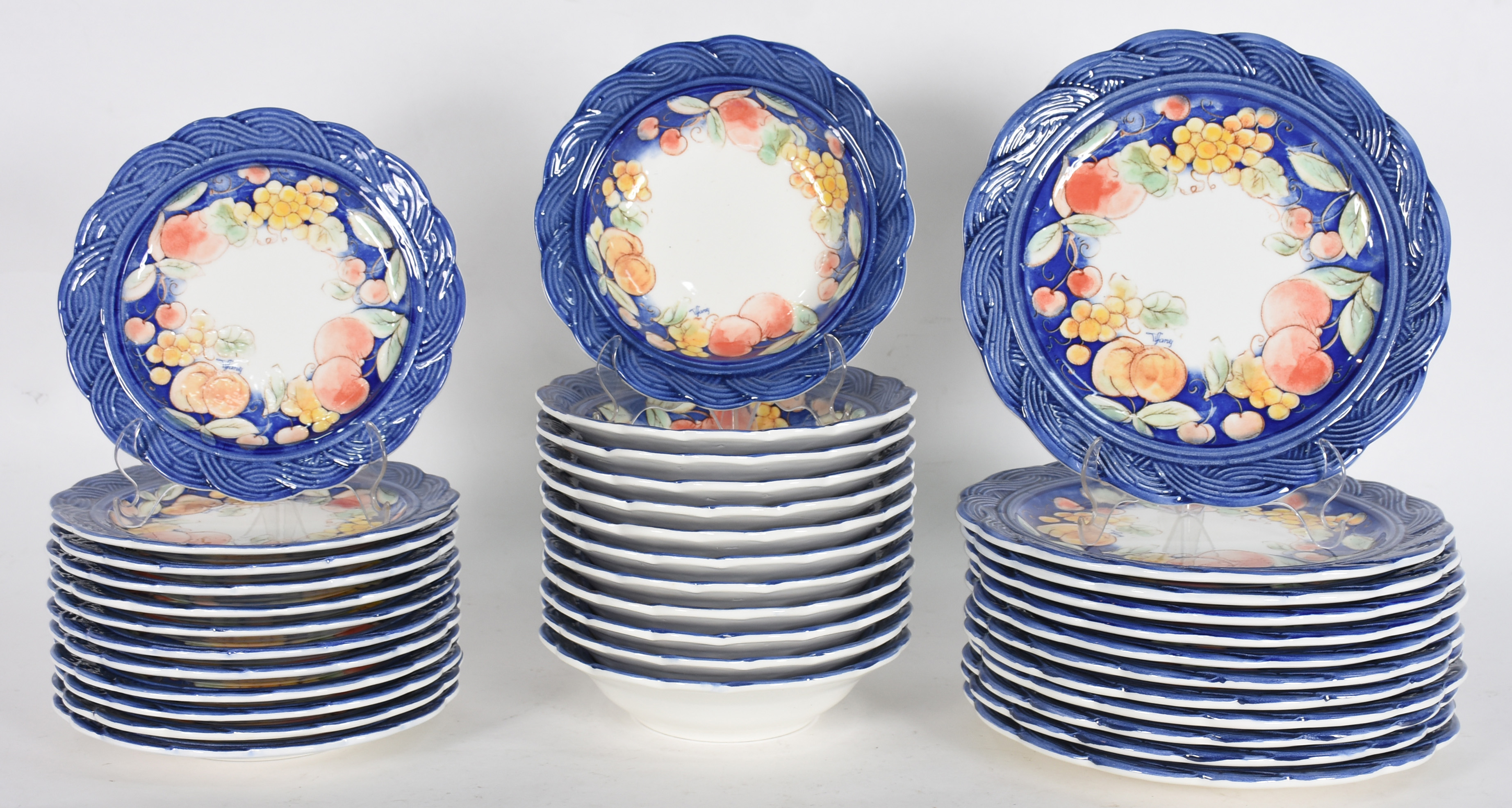 Jogo de jantar de porcelana italiana, composto por 12 pratos rasos... - foto 2 de 6