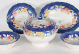 Jogo de jantar de porcelana italiana,  composto... - Jogo de jantar de porcelana italiana,  composto por 12 pratos rasos, 12 pratos fundos, 12 pratos de sobremesa, 2 bowls, sopeira e  2 travessas. ...