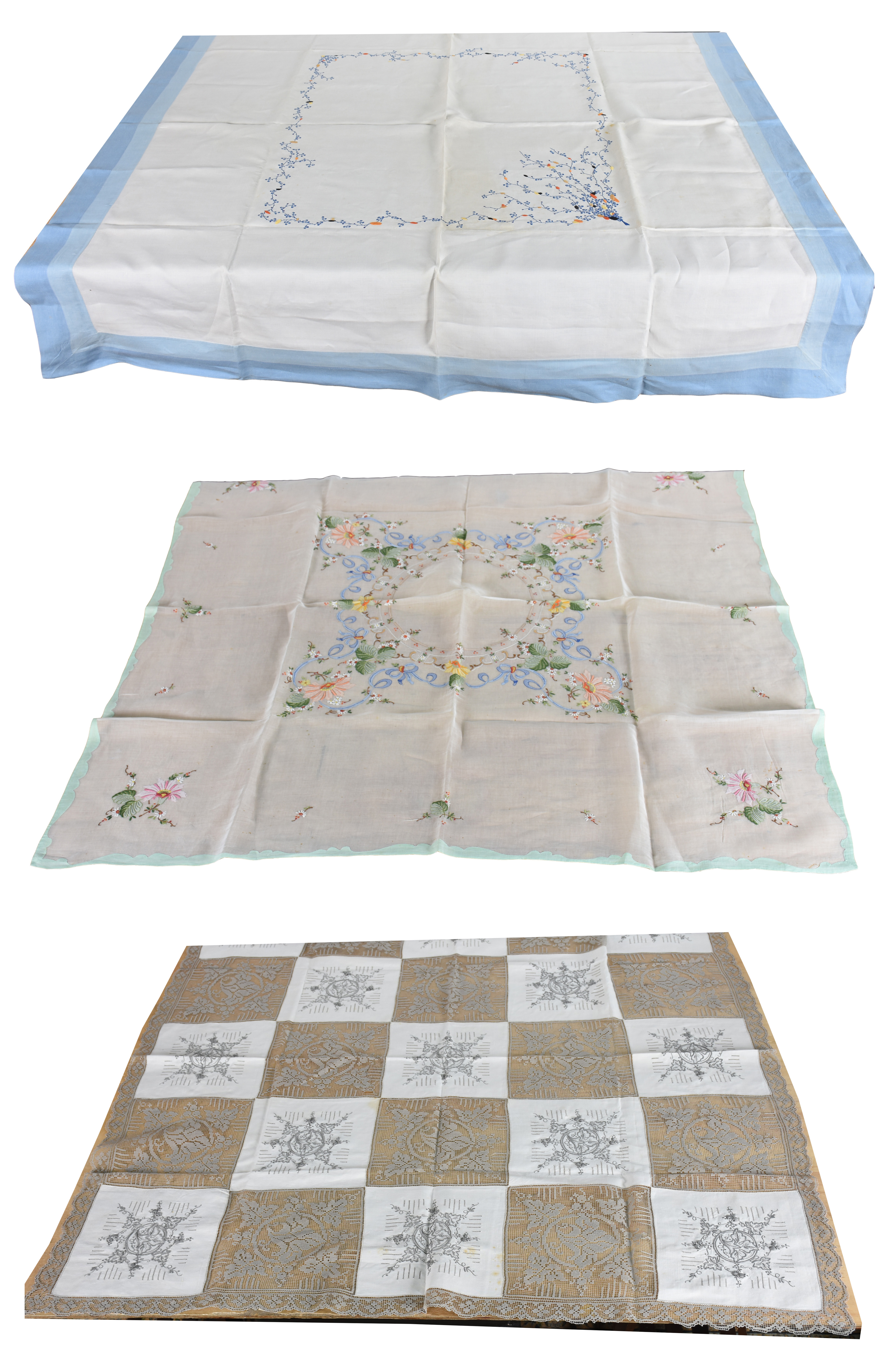 Tres toalhas de mesa com bordados diversos com 12 guardanapos. - foto 1 de 4