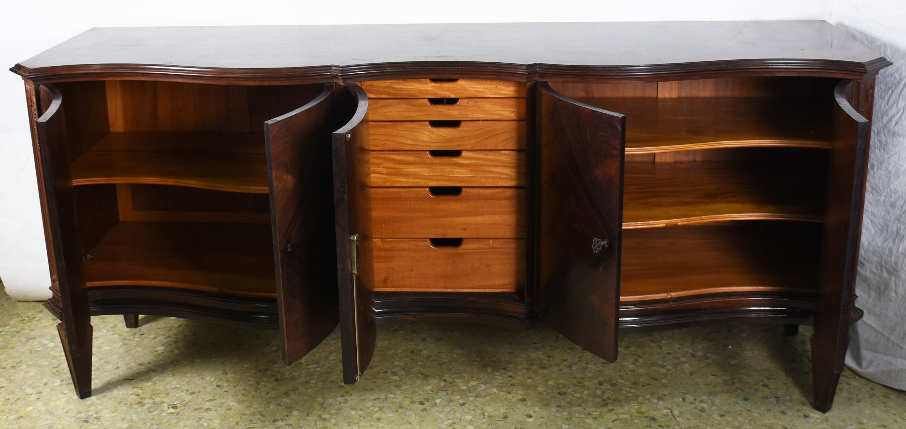 Buffet de jacarandá com 5 portas, estilo inglês, parte central com... - foto 2 de 6