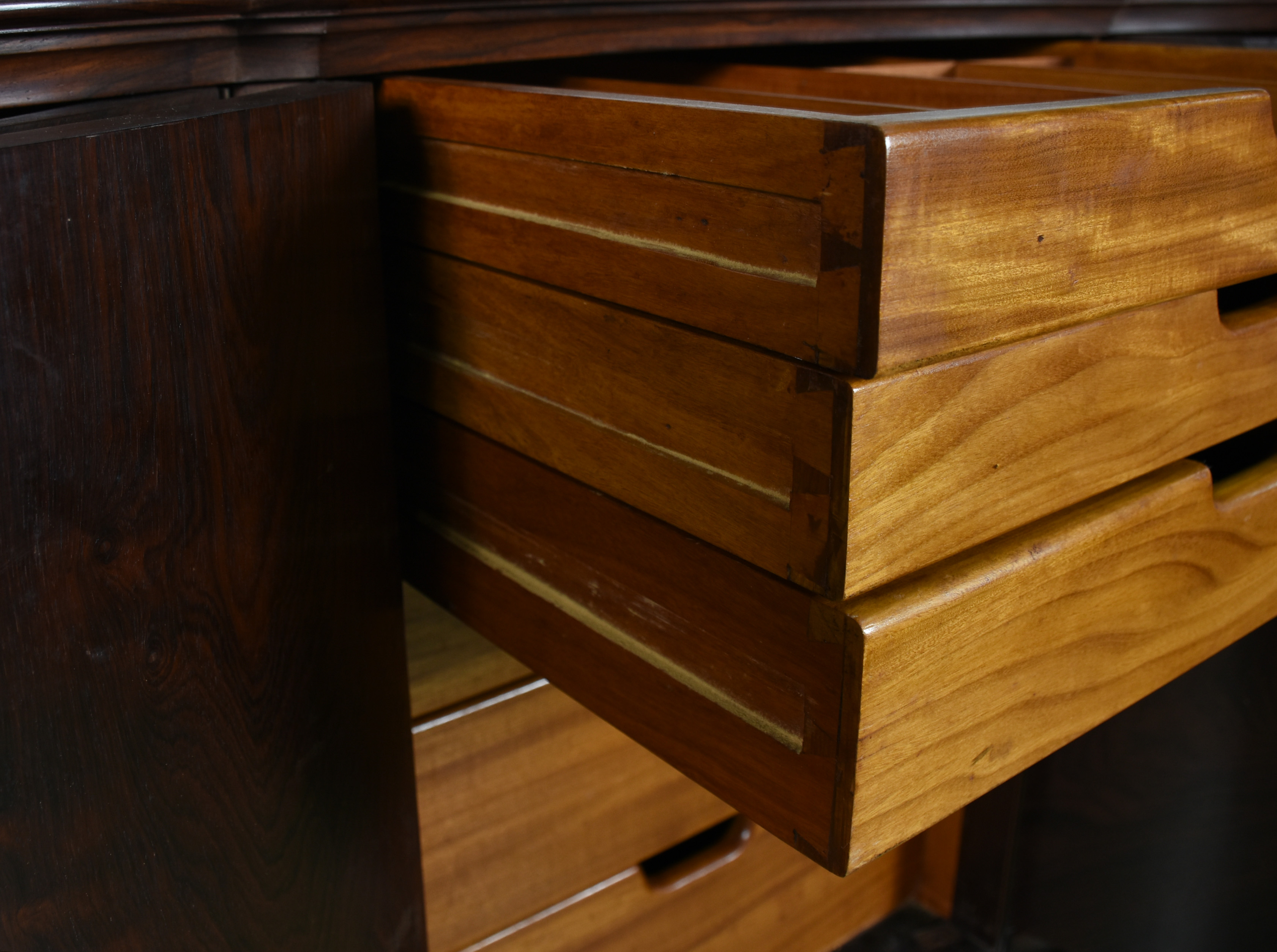 Buffet de jacarandá com 5 portas, estilo inglês, parte central com... - foto 3 de 6