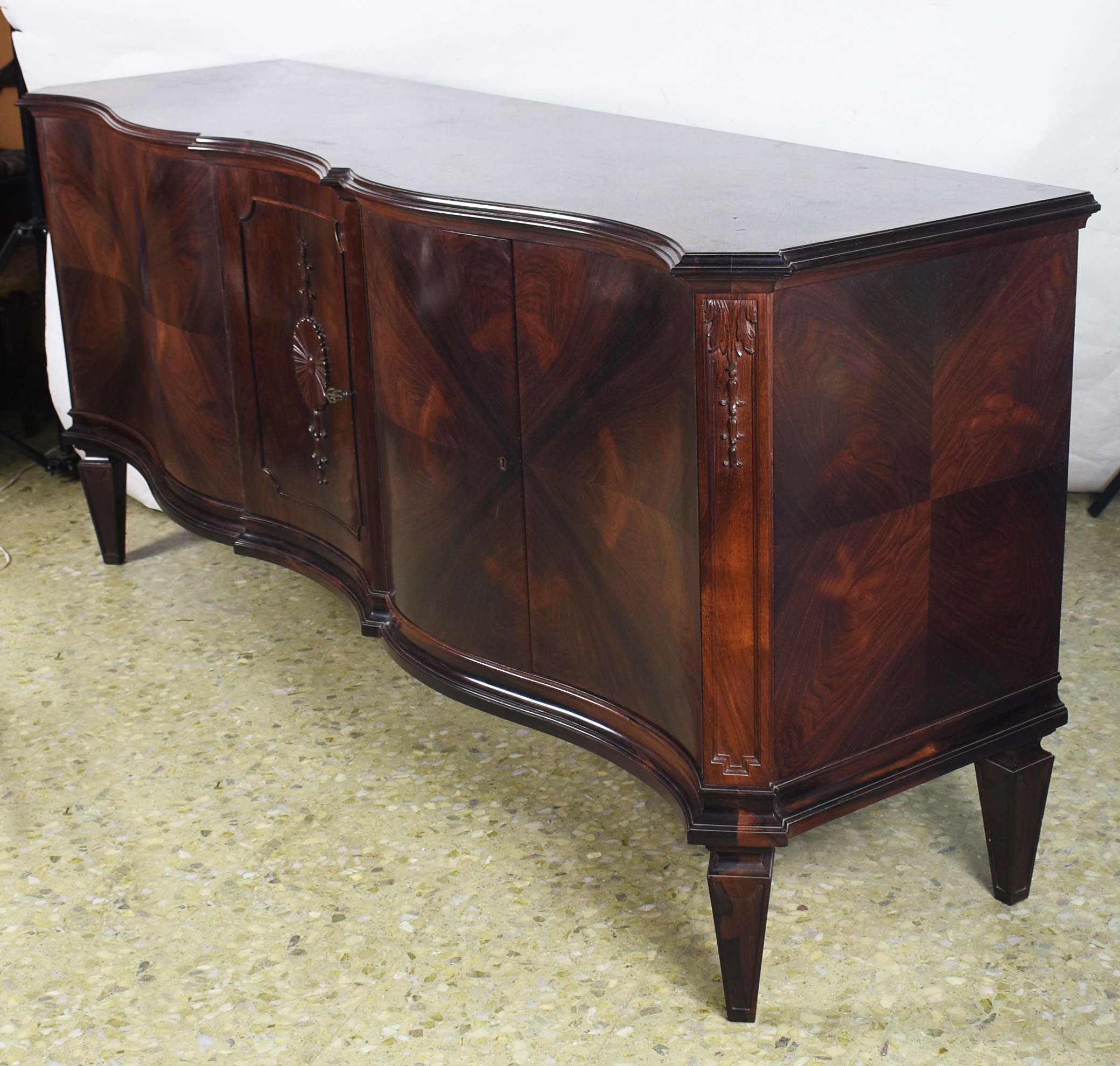 Buffet de jacarandá com 5 portas, estilo inglês, parte central com... - foto 4 de 6