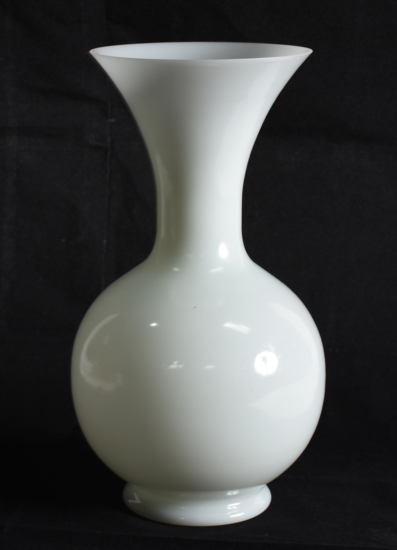 Vaso de opalina branca. - foto 1 de 3