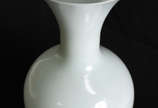 Vaso de opalina branca. - Vaso de opalina branca.