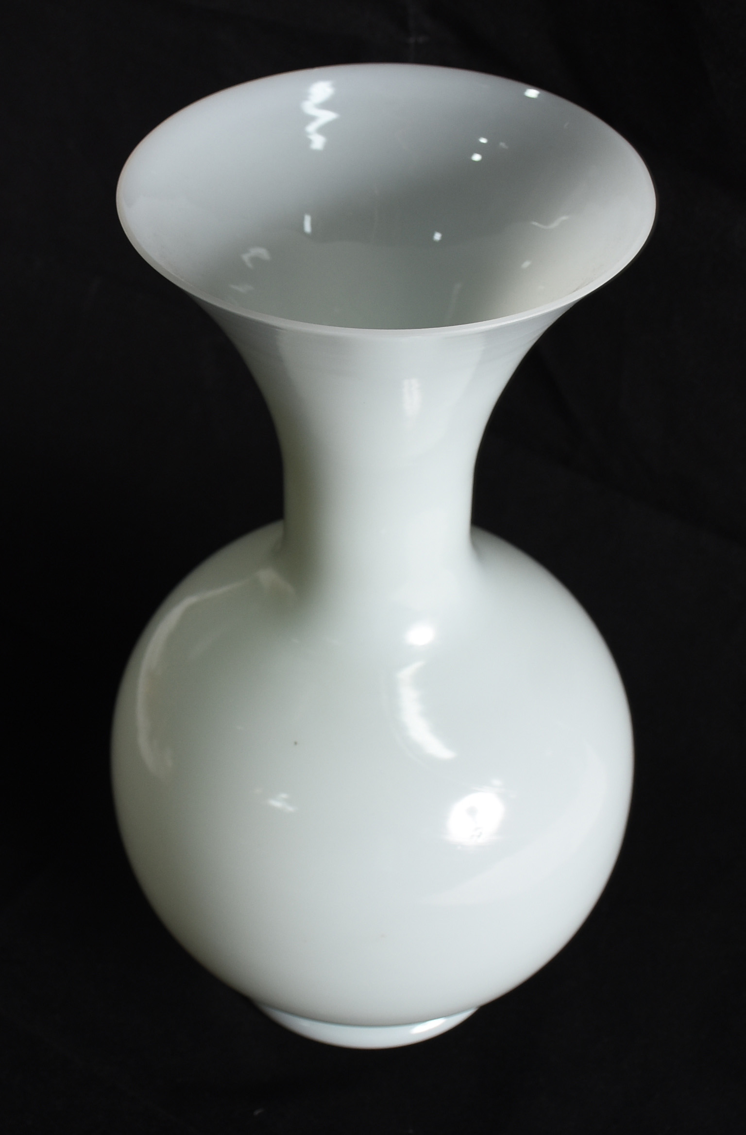 Vaso de opalina branca. - foto 2 de 3