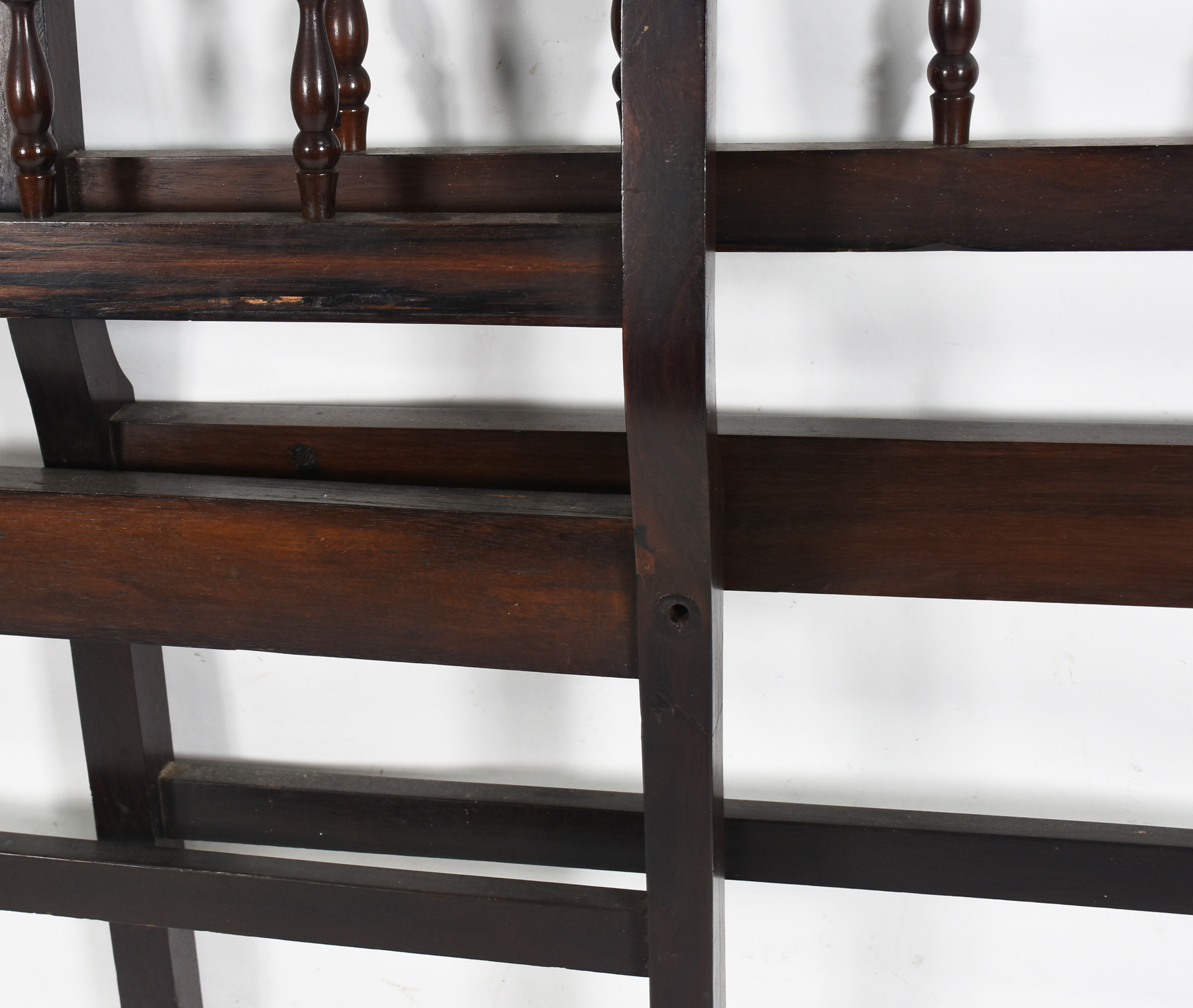 Cama de solteiro de madeira nobre, estilo "marquesa", completa com... - foto 2 de 3