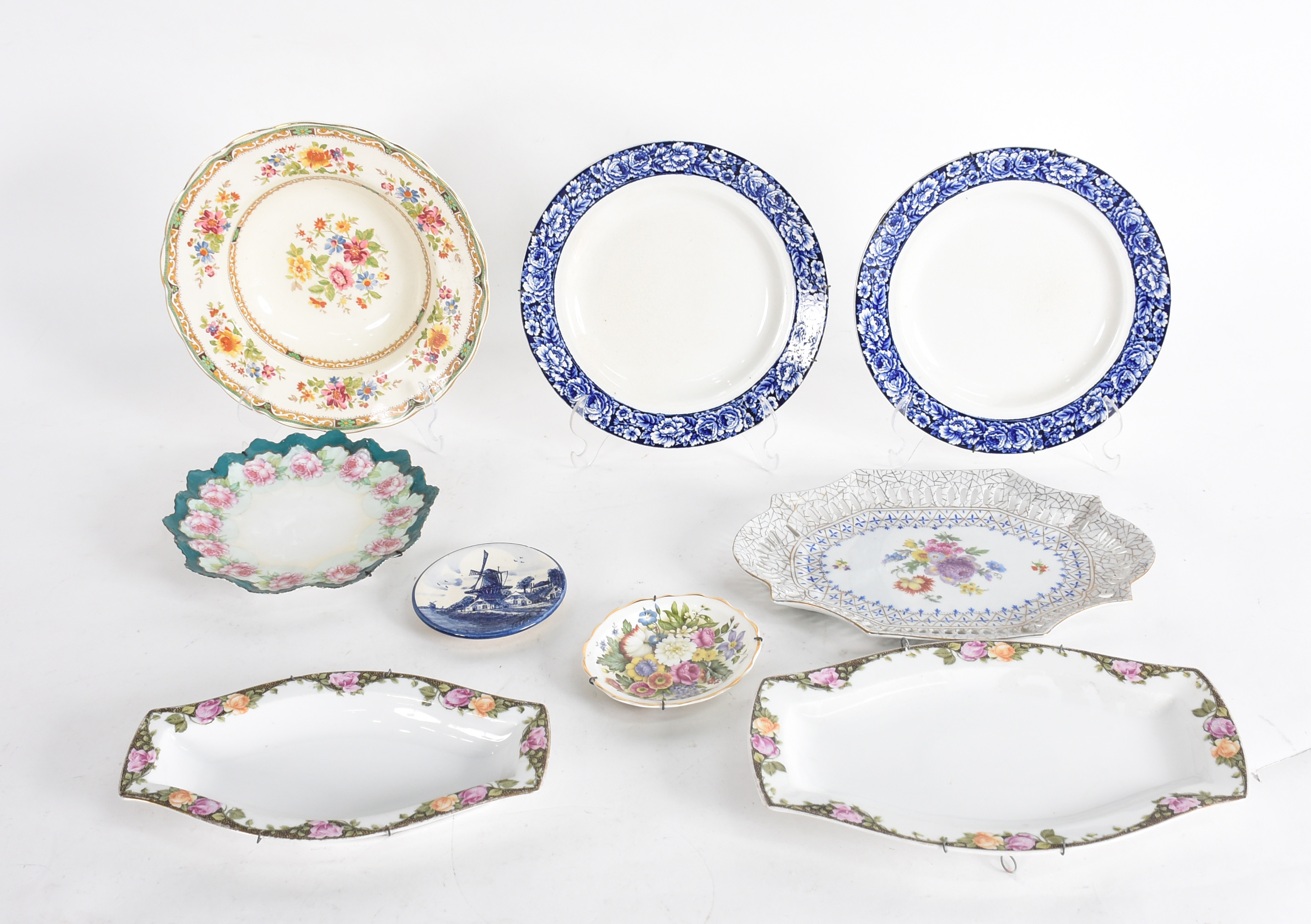 Nove pratos decorativos de porcelana de diversas procedências. - foto 1 de 6