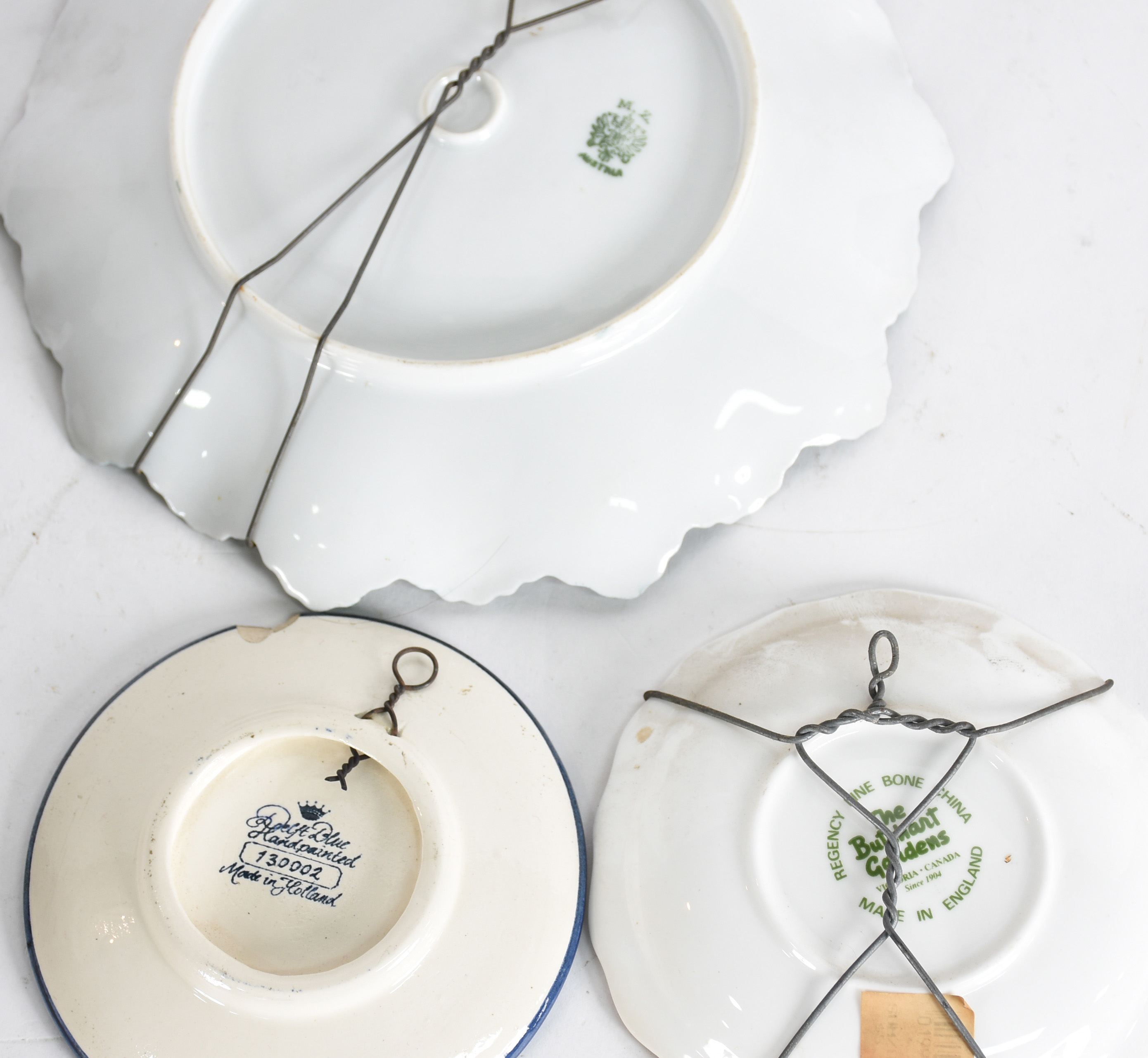 Nove pratos decorativos de porcelana de diversas procedências. - foto 5 de 6