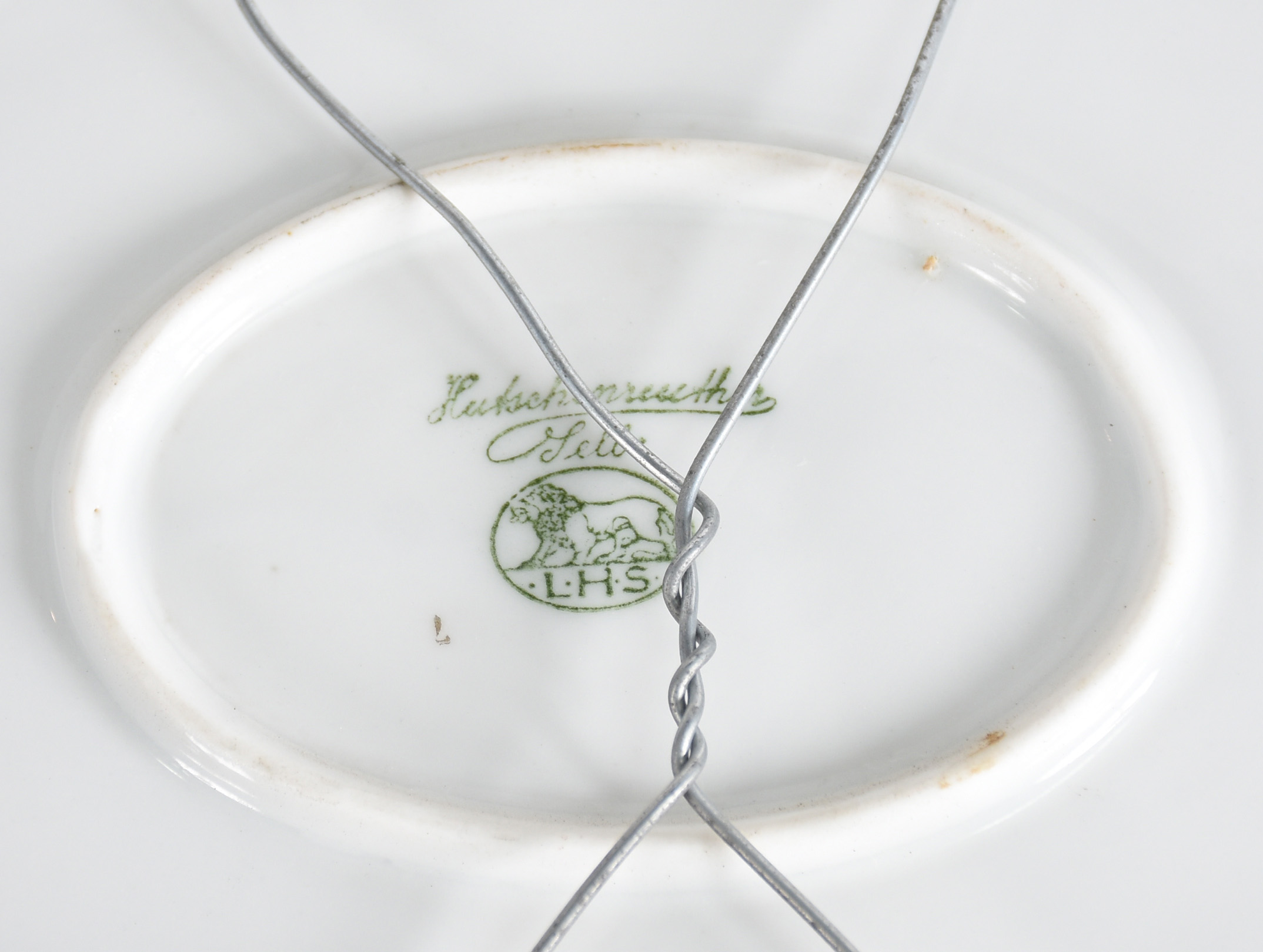 Nove pratos decorativos de porcelana de diversas procedências. - foto 6 de 6