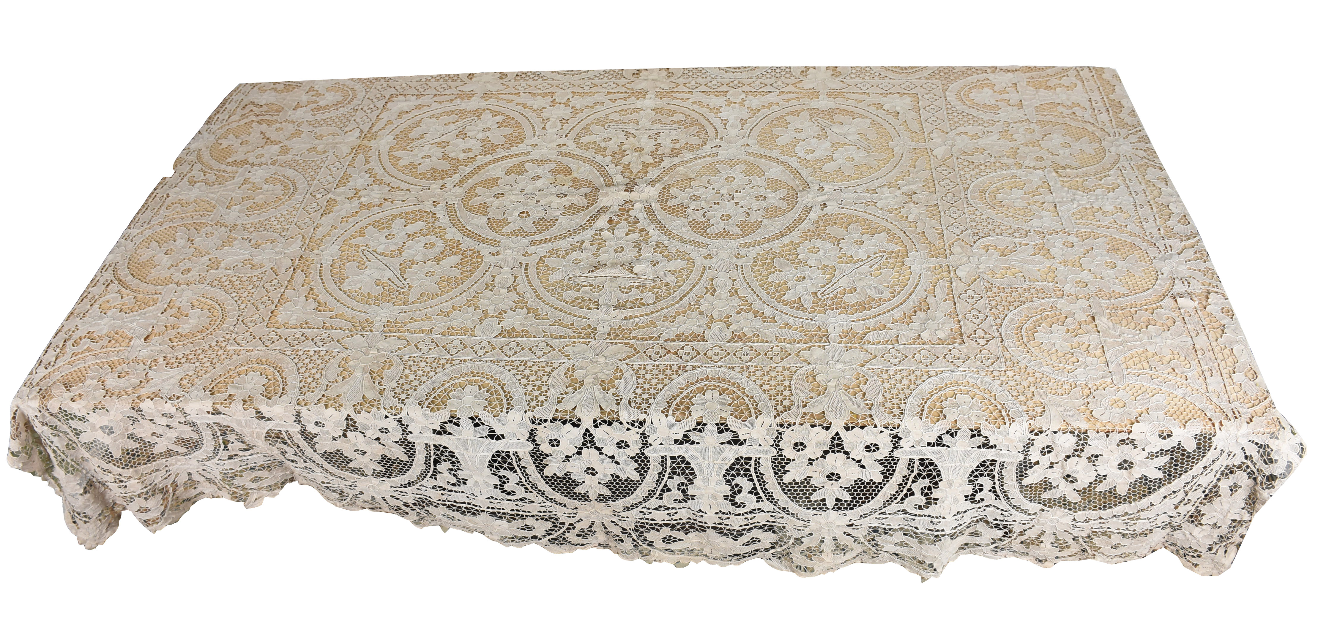 Toalha de mesa de renda veneziana na cor bege. - foto 1 de 3