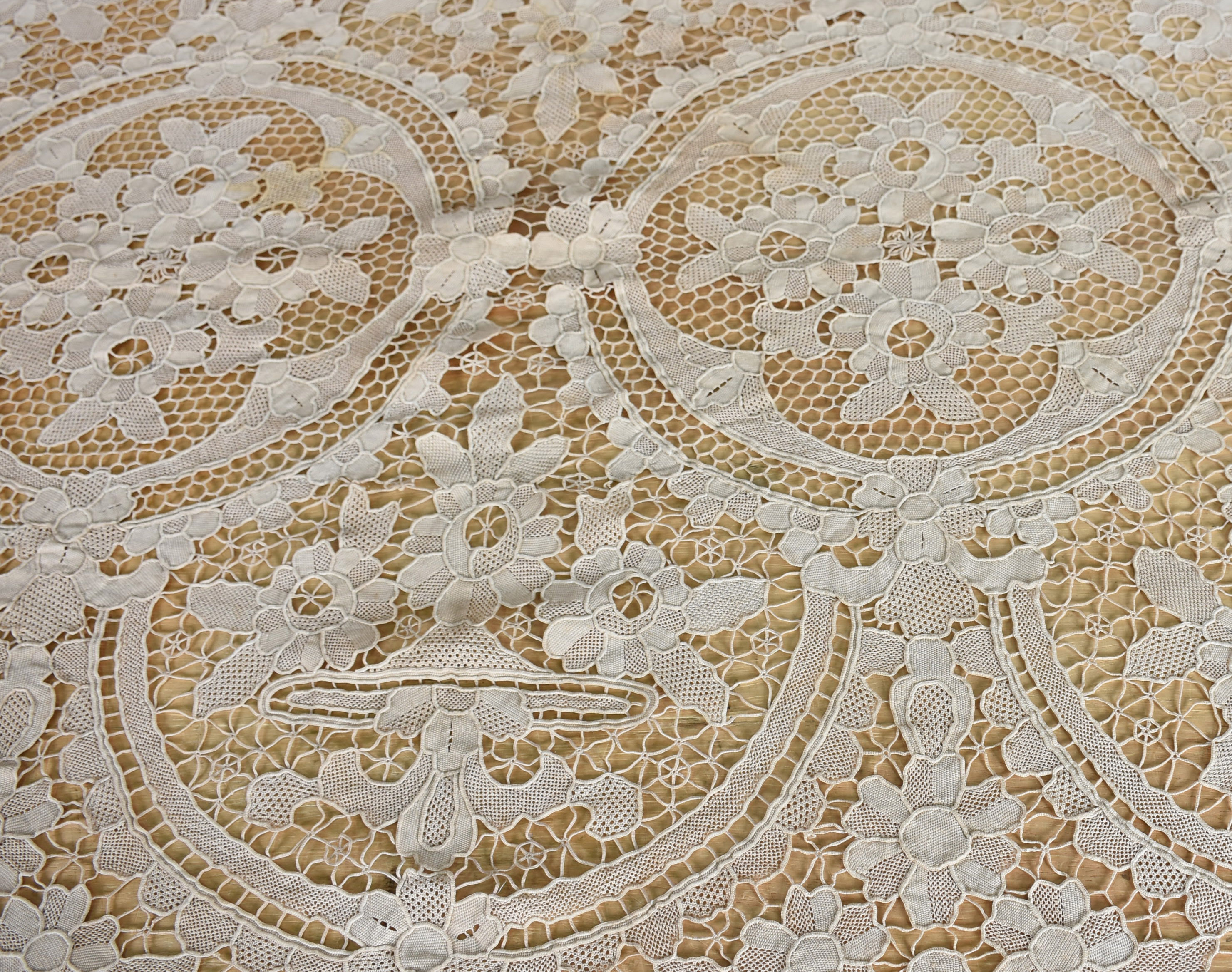 Toalha de mesa de renda veneziana na cor bege. - foto 3 de 3