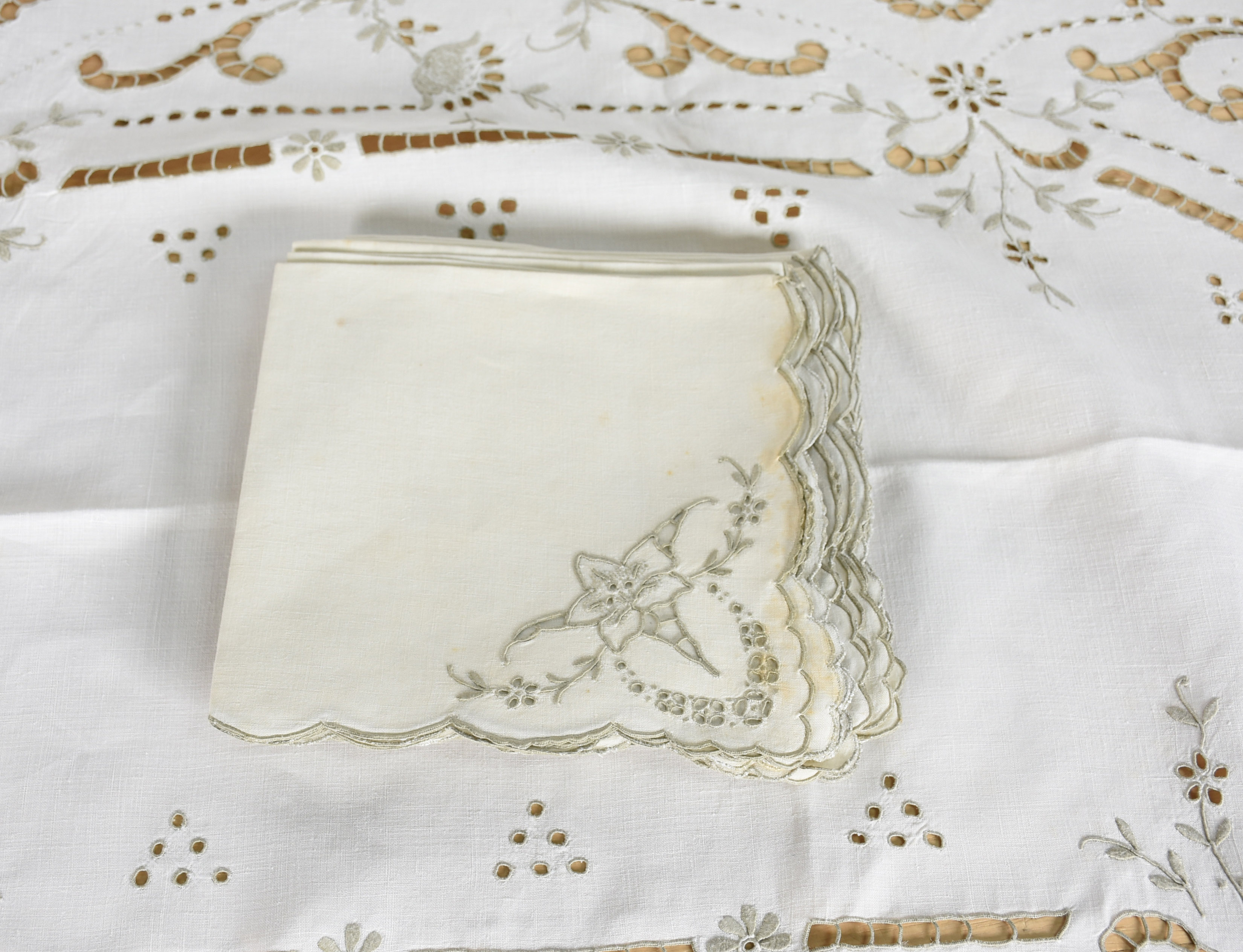 Toalha de mesa com guardanapos de linho bordado de bege da ILHA DA... - foto 2 de 2